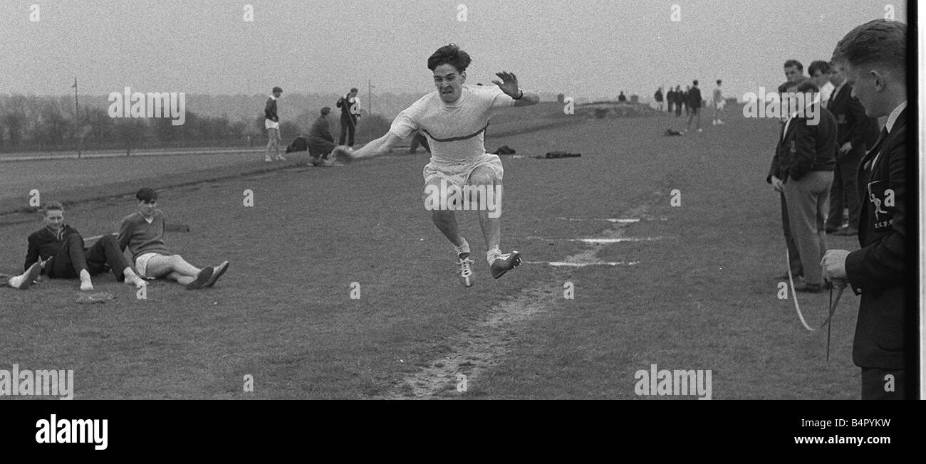 Dottor Harold Shipman facendo il salto in lungo al marciapiede di alta scuola che è accusato di aver ucciso diverse donne Foto Stock
