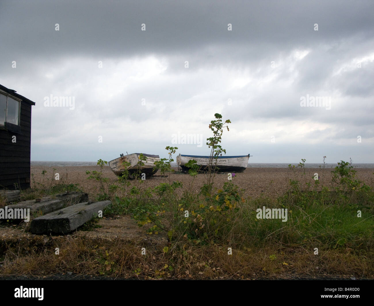 Vecchie imbarcazioni a remi sulla spiaggia di Aldeburgh, Suffolk Foto Stock