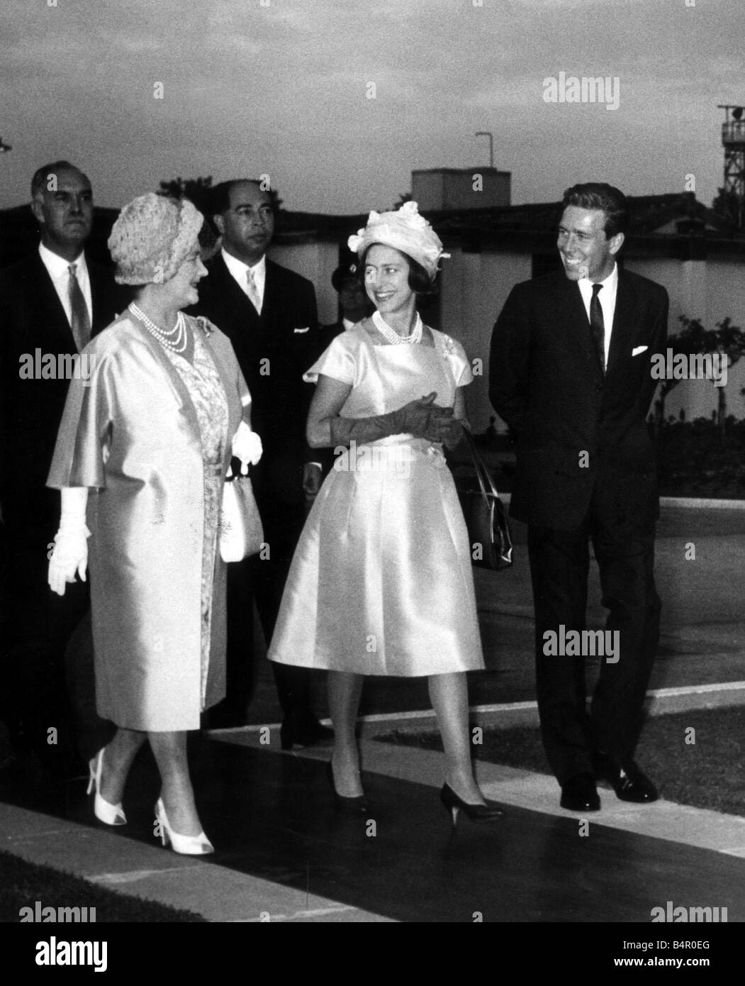 La regina madre all'Aeroporto di Londra con la principessa Margaret e Lord Snowdon Foto Stock