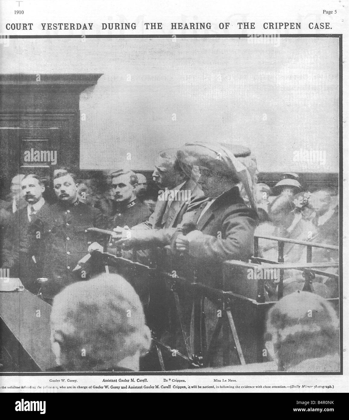 Daily Mirror delle pagine del Millennio 1910 Dr Crippen Trial Dr Crippen e perdere le neve in piedi nel dock in aula 1910s Foto Stock