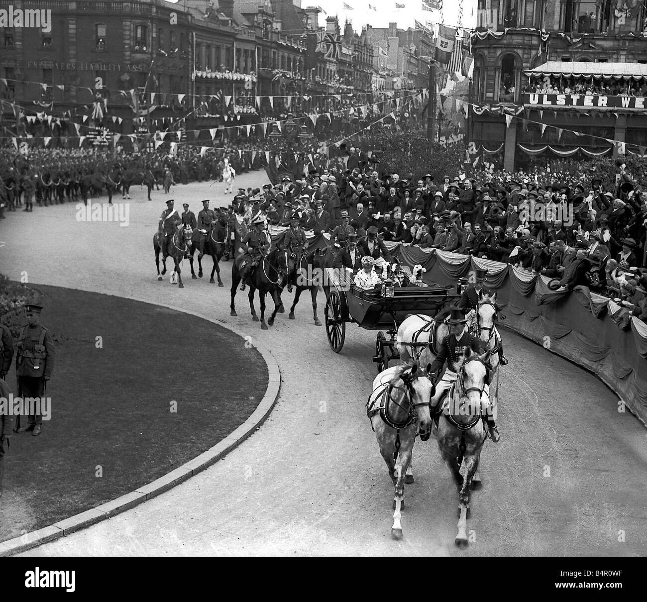 Re Giorgio V apre il Parlamento per l' Irlanda del Nord Giu 1921 a Belfast Foto Stock