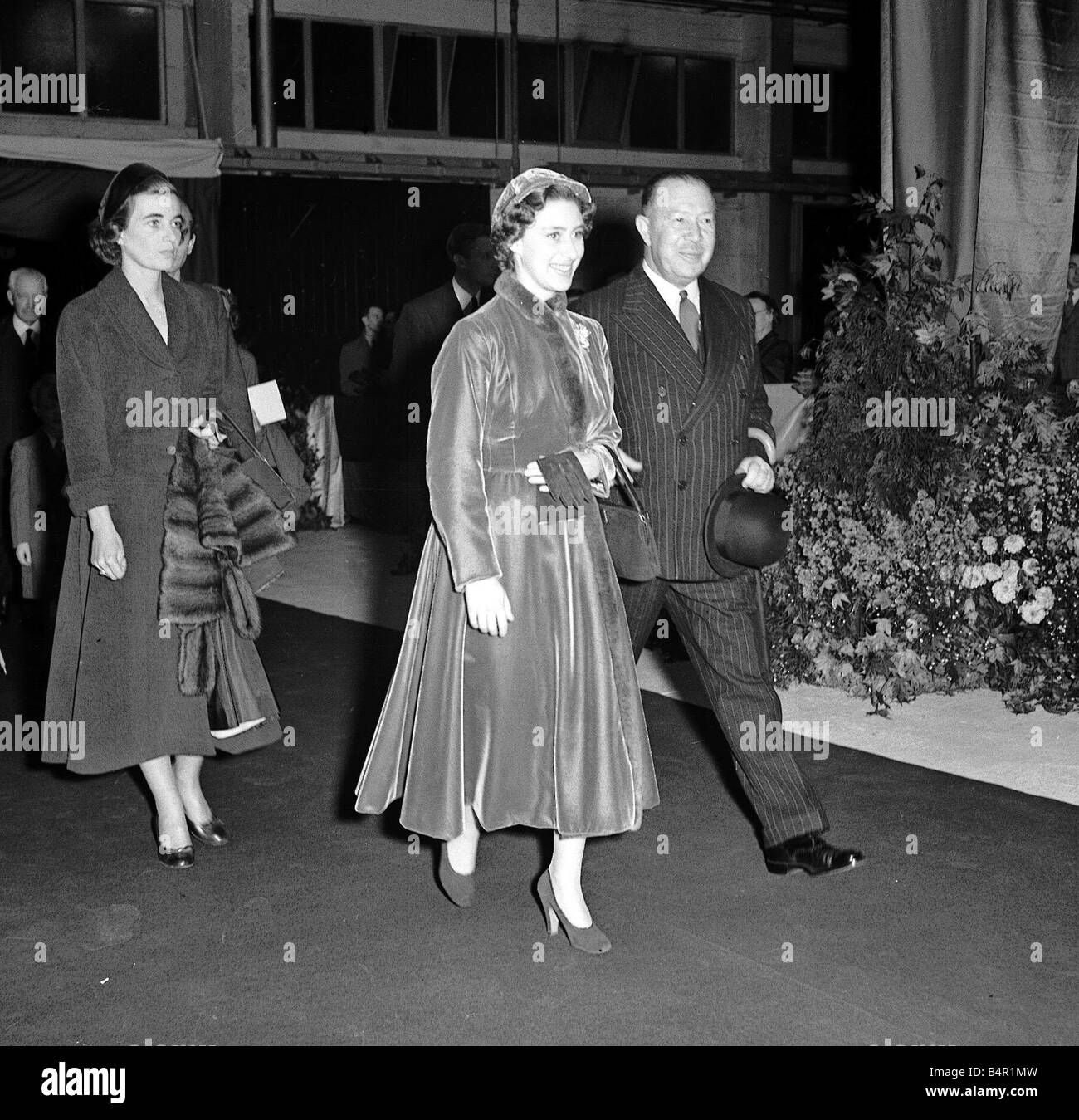 La principessa Margaret Ott 1954 camminando lungo la banchina con il Sig. R P Biddle Dock Manager su durante la Regina madre viaggio al Foto Stock
