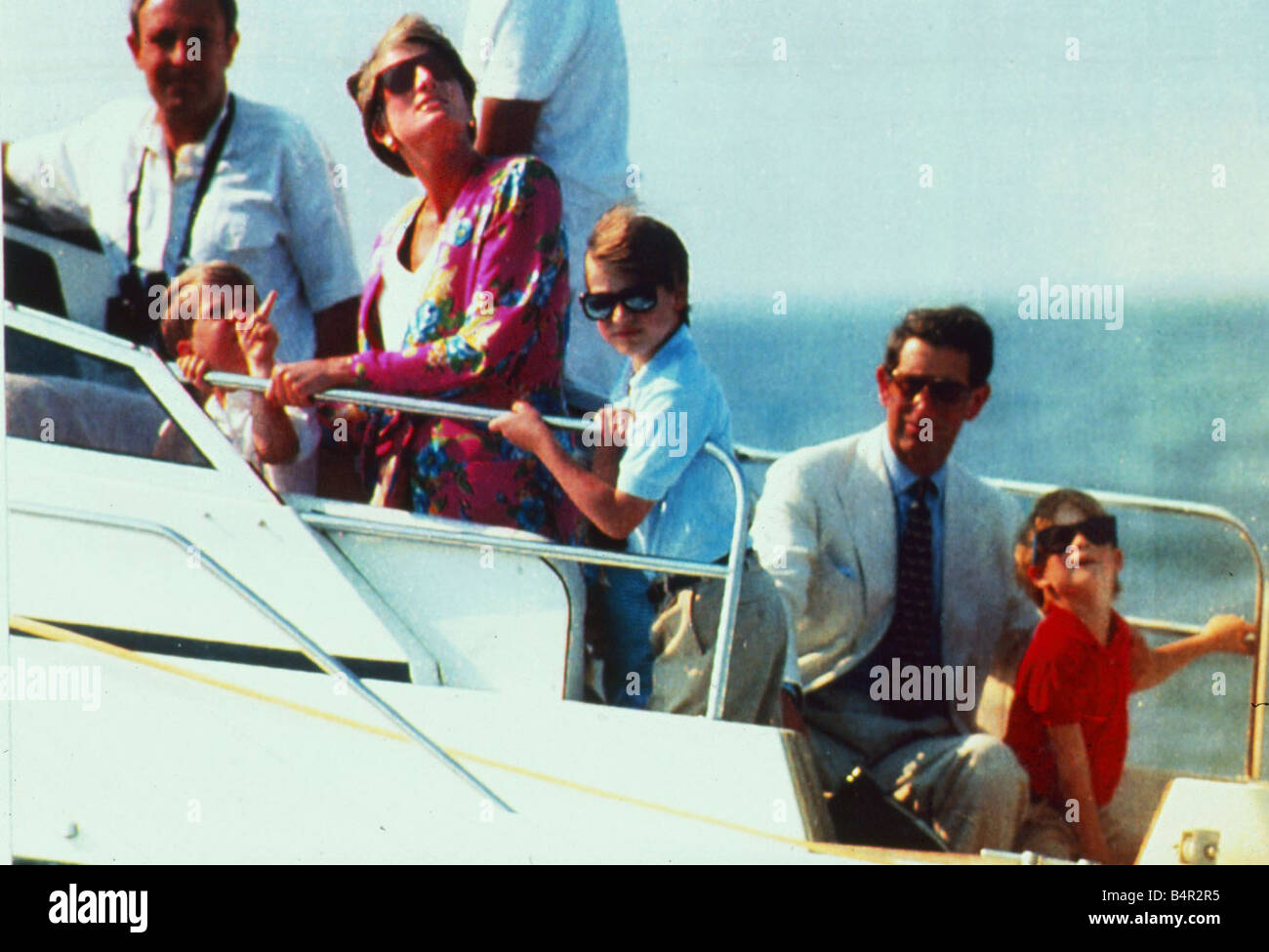 La principessa Diana Vacanze agosto 1991 la Principessa Diana con i due giovani capi principe Harry il principe William raffigurata sul bordo della Marina Militare Italiana in barca che li porterà a Yacht Alexander per iniziare la propria vacanza Foto Stock