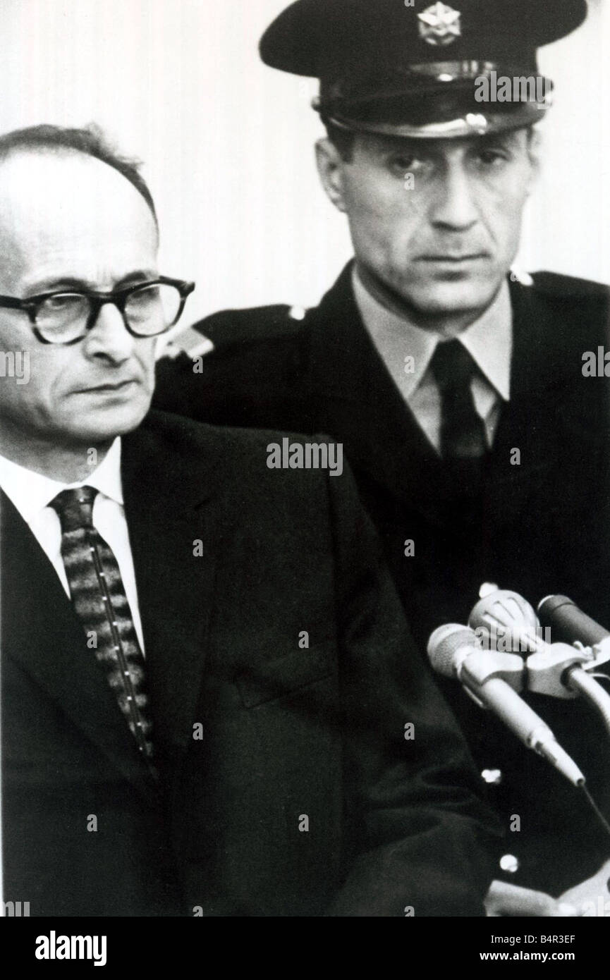 Horst Adolf Eichmann Aprile 1961 nelle aule di un tribunale in Gerusalemme Horst Adolf Eichmann è accusato di omicidio di massa di milioni di ebrei nella foto con la polizia israeliana guardia Foto Stock