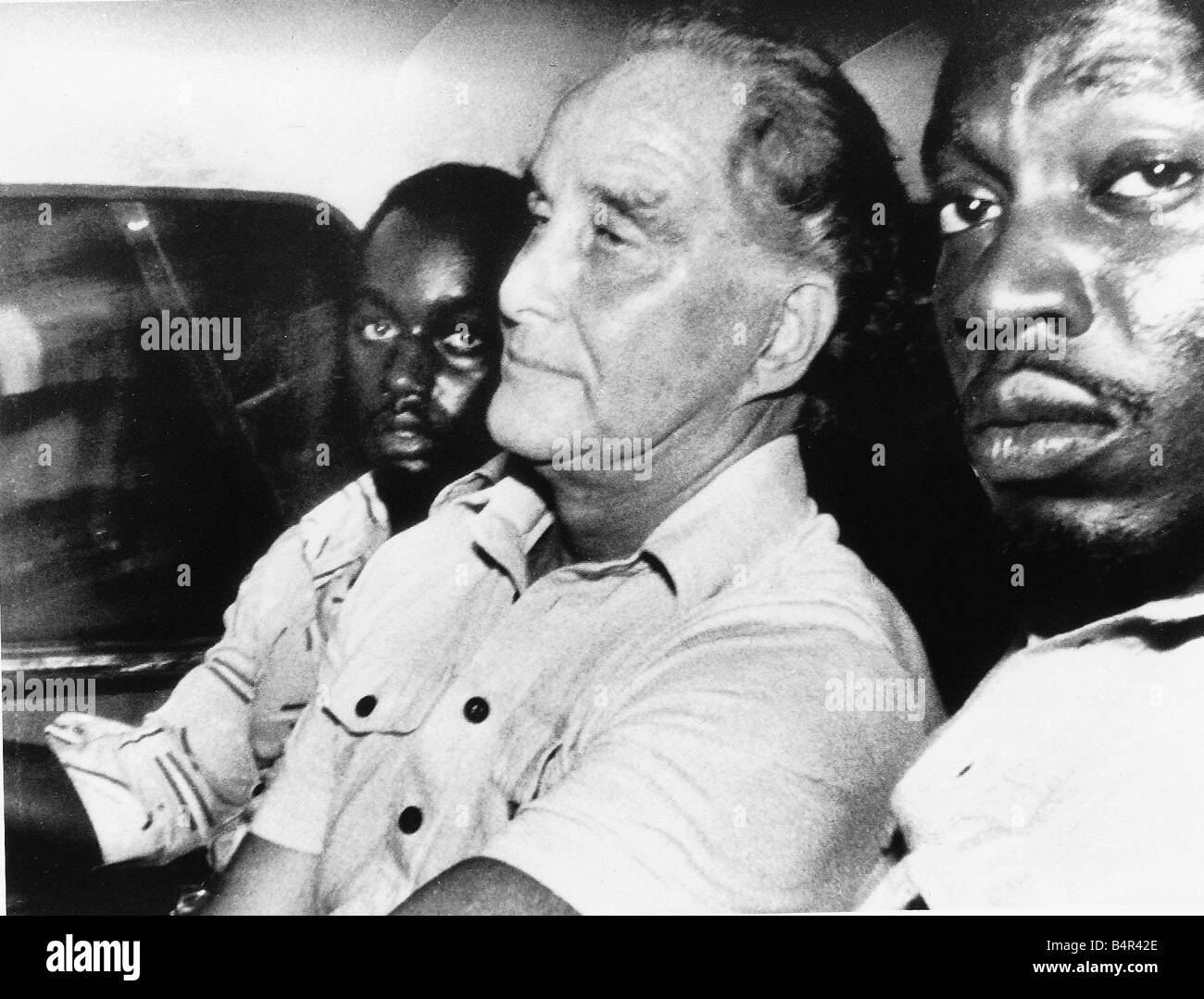 Ronnie Biggs uno dei grandi ladri treno di guida in auto sulla sua strada di ritorno alla prigione di aprile 1981 Foto Stock