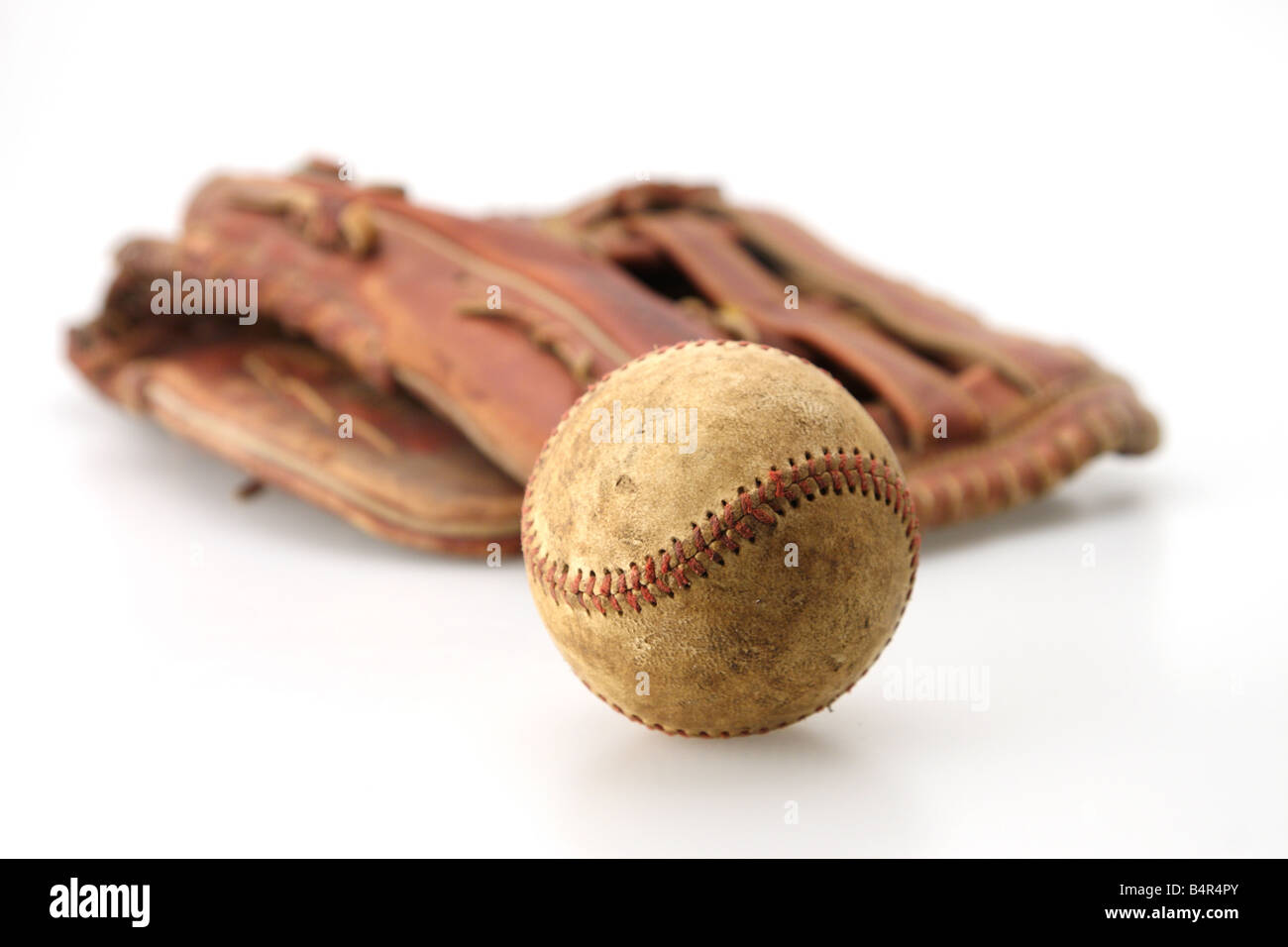 Guanto da baseball e la sfera pronto per il gioco per essere giocato a casa o lontano e pronto un uomo o una donna a giocare il gioco Foto Stock
