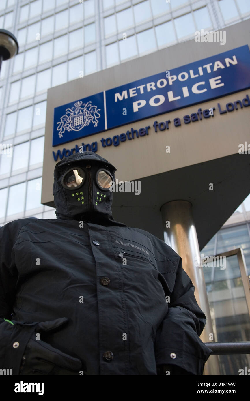 Anti la vigilanza della polizia demonstrator proteste al di fuori del New Scotland Yard Londra Foto Stock