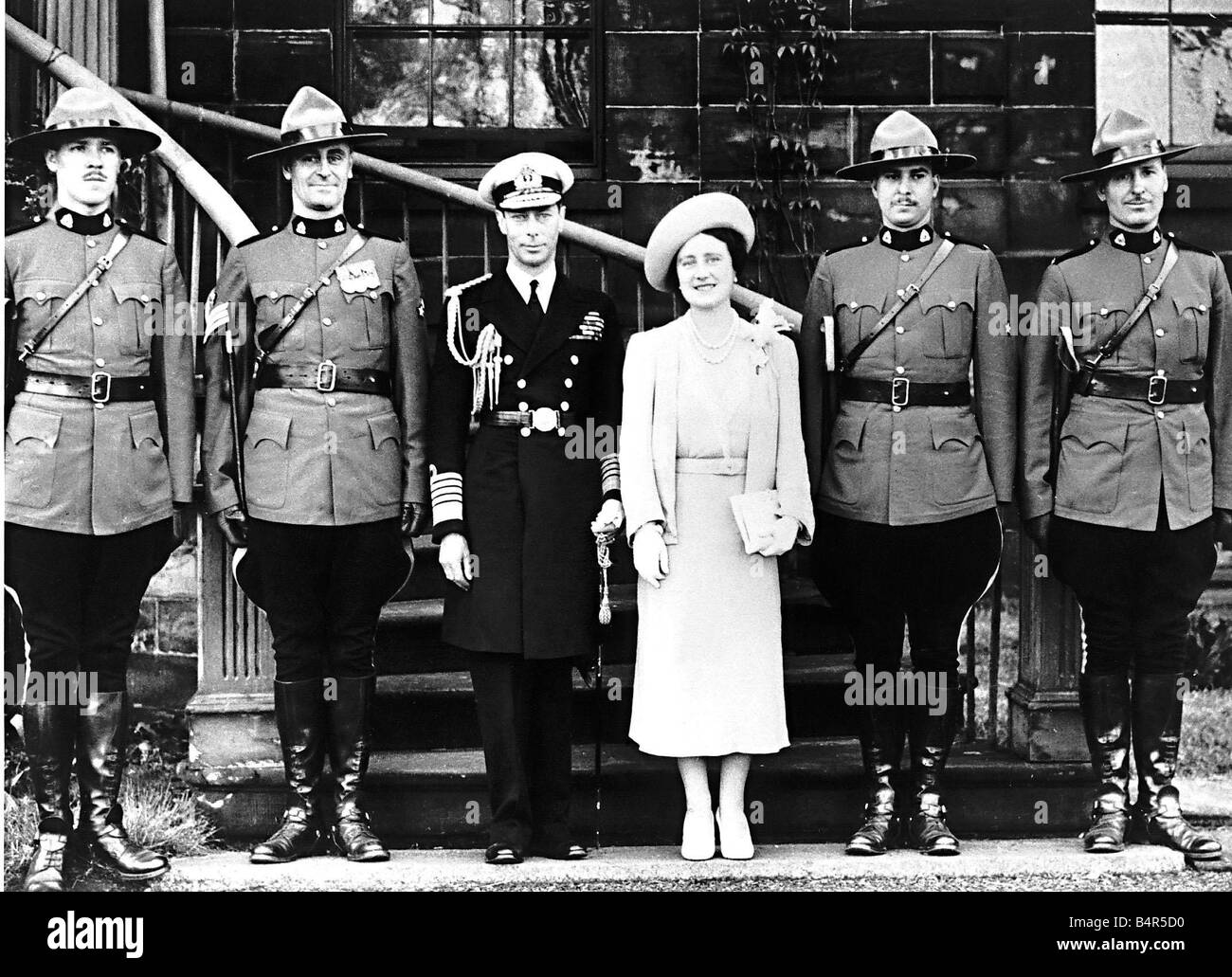 King George e la Regina Elisabetta Regina Madre con quattro Canadian polizia montata loro guardie personali durante il tour canadese Foto Stock