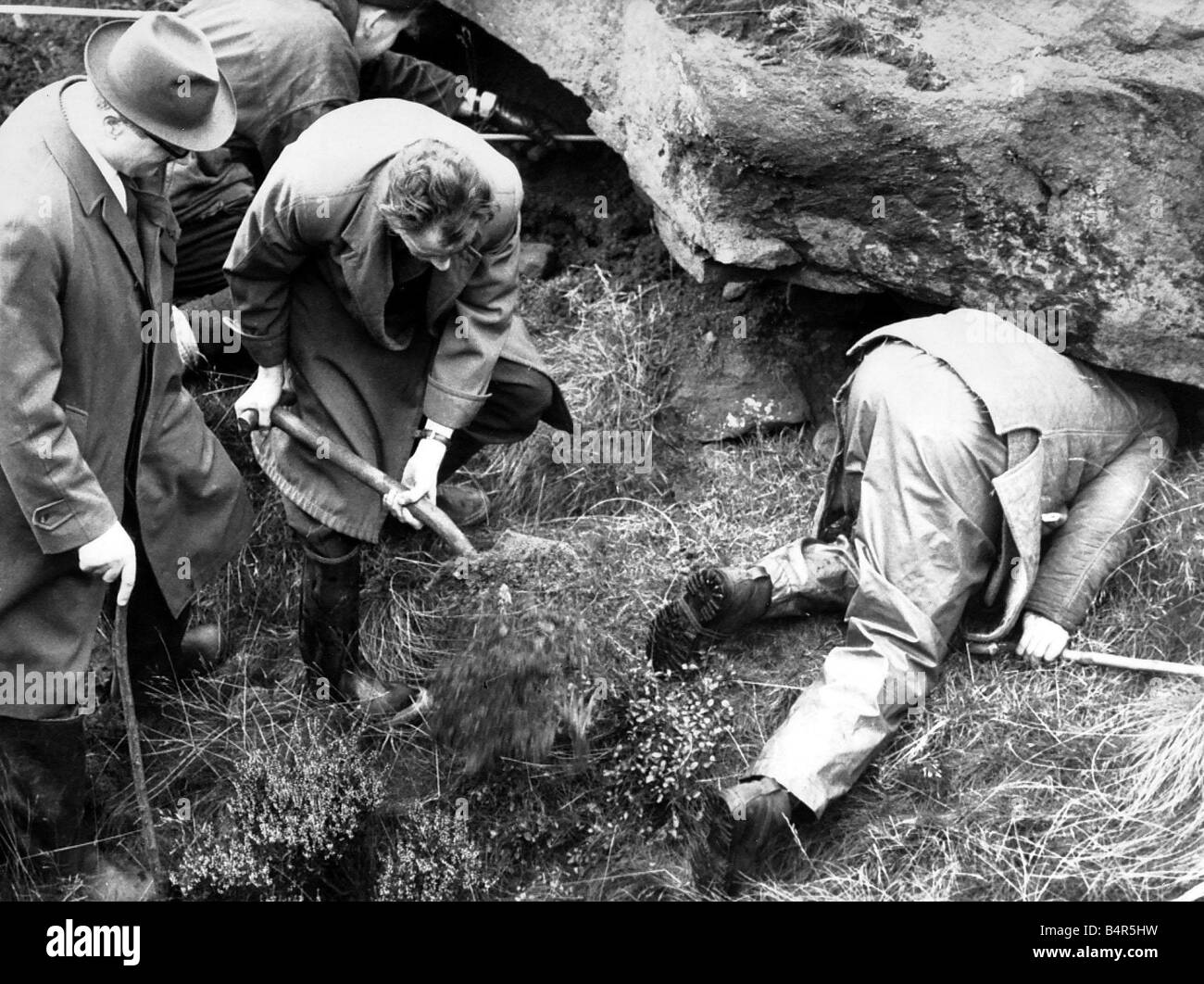 La criminalità omicidio Mori vittime di omicidi Ian Brady Myra Hindley ricerca di polizia sotto ogni roccia e in ogni fessura per i corpi delle vittime su Saddleworth moor Foto Stock