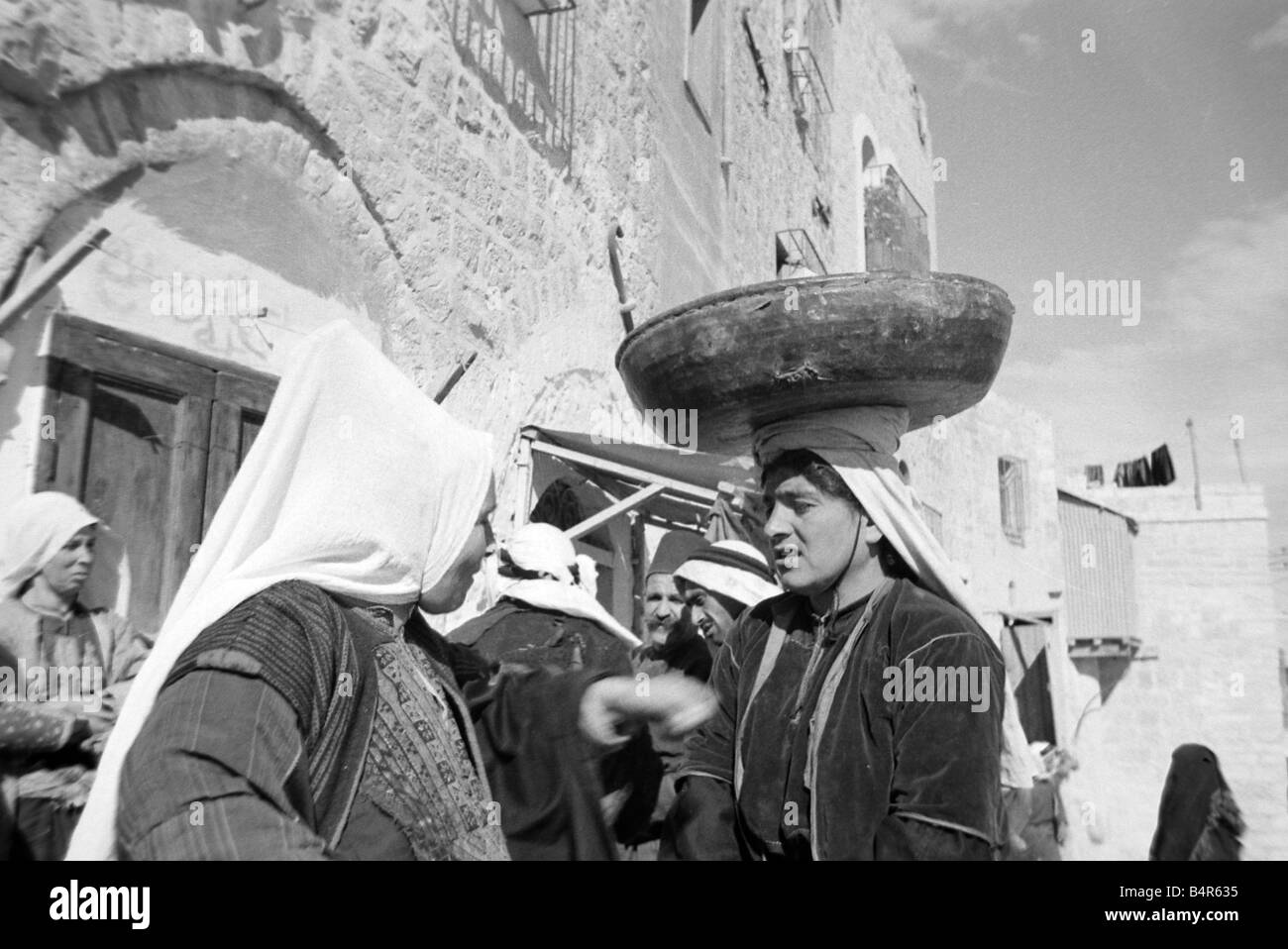 Una donna nel mercato di Betlemme con una ciotola equilibrato sul suo capo circa 1935 Foto Stock