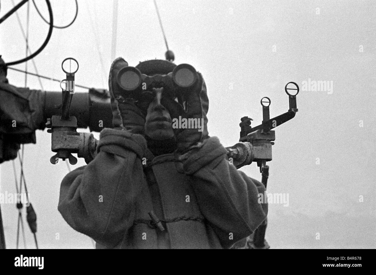 La vita a bordo un Royal Navy corvette scortando un convoglio attraverso l'Atlantico all'altezza dell'U boat offensiva contro il Regno Unito in agosto 1942 la nostra immagine mostra un marinaio in cerca di velivoli nemici Foto Stock La vita a bordo un Royal Navy corvette scortando un convoglio attraverso l'Atlantico all'altezza dell'U boat offensiva contro il Regno Unito in agosto 1942 la nostra immagine mostra un marinaio in cerca di velivoli nemici Foto Stock