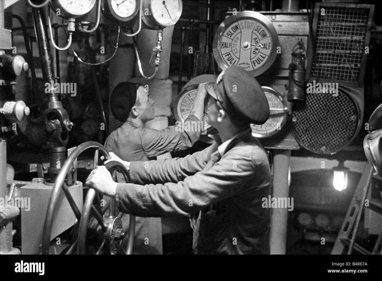 La vita a bordo un Royal Navy corvette scortando un convoglio attraverso l'Atlantico all'altezza dell'U boat offensiva contro il Regno Unito in agosto 1942 la nostra immagine mostra il chief engineer presso i comandi nella sala motori ol568a dicembre 1942 Foto Stock La vita a bordo un Royal Navy corvette scortando un convoglio attraverso l'Atlantico all'altezza dell'U boat offensiva contro il Regno Unito in agosto 1942 la nostra immagine mostra il chief engineer presso i comandi nella sala motori ol568a dicembre 1942 Foto Stock