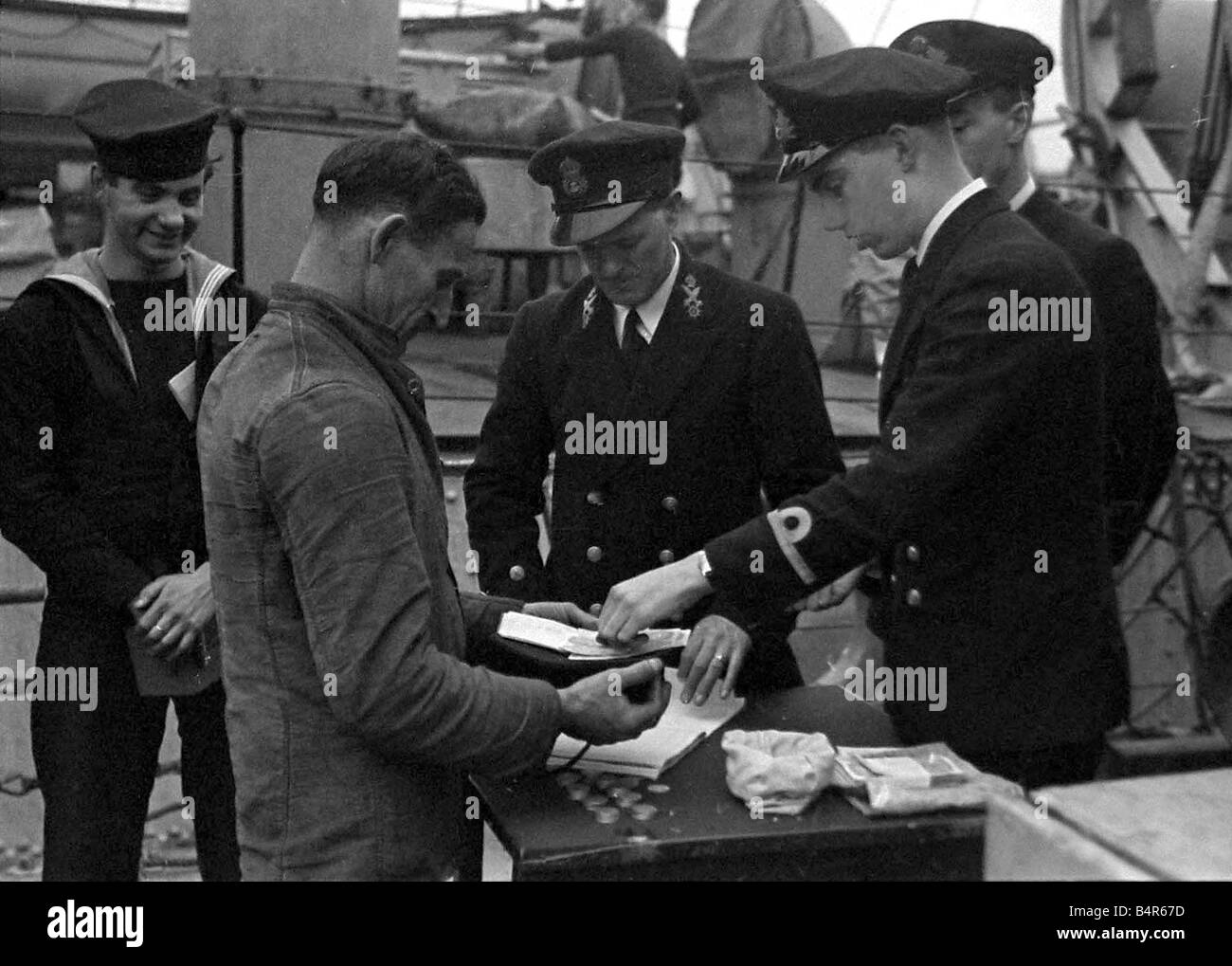 La vita a bordo un Royal Navy corvette scortando un convoglio attraverso l'Atlantico all'altezza dell'U boat offensiva contro il Regno Unito in agosto 1942 la nostra immagine mostra il giorno di paga a bordo della Corvette Foto Stock La vita a bordo un Royal Navy corvette scortando un convoglio attraverso l'Atlantico all'altezza dell'U boat offensiva contro il Regno Unito in agosto 1942 la nostra immagine mostra il giorno di paga a bordo della Corvette Foto Stock