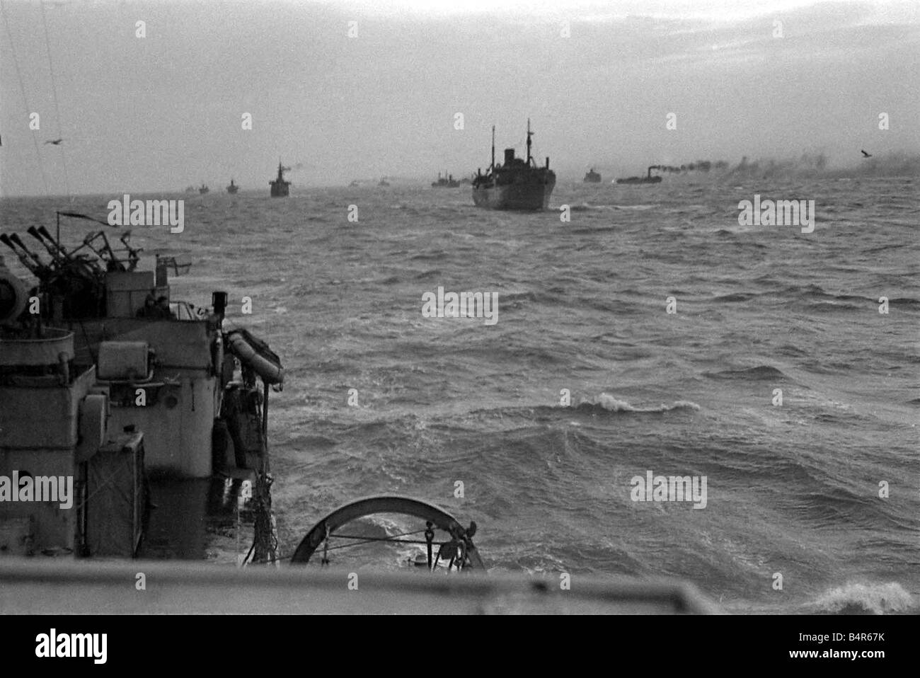 La vita a bordo un Royal Navy corvette scortando un convoglio attraverso l'Atlantico all'altezza dell'U boat offensiva contro il Regno Unito durante la Seconda Guerra Mondiale agosto 1942 la nostra immagine mostra il convoglio essendo custodito dalla Corvette Foto Stock