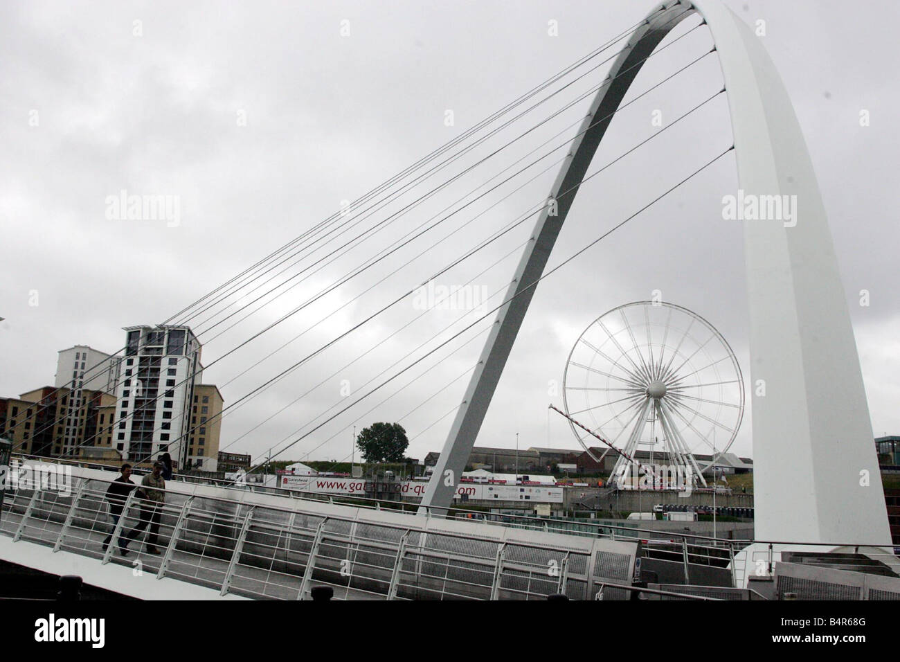 Il Gateshead occhio ruota panoramica Ferris a Piazza del Baltico visto attraverso il Millennium Bridge 22 07 05 Foto Stock