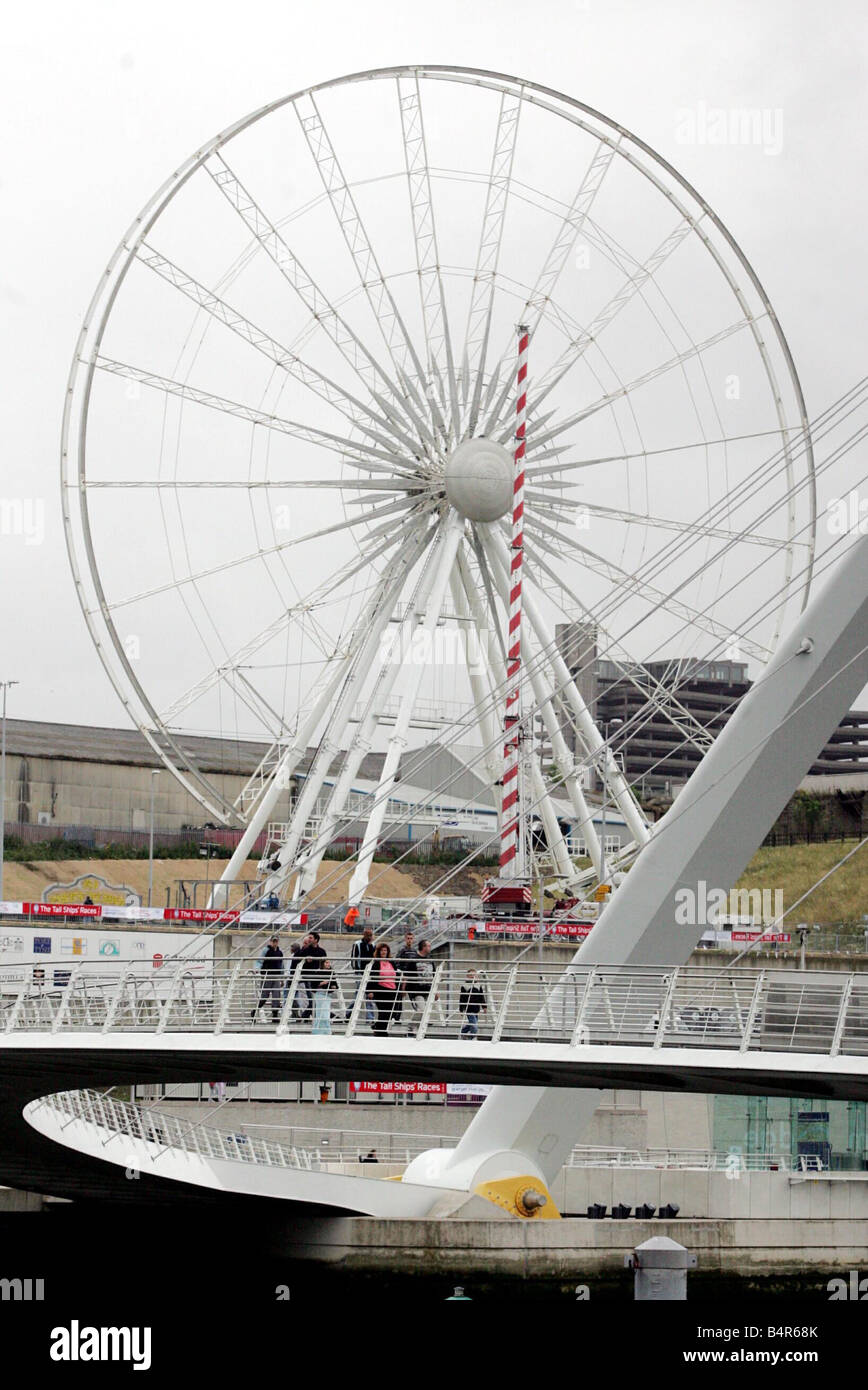 Il Gateshead occhio ruota panoramica Ferris a Piazza del Baltico visto attraverso il Millennium Bridge 22 07 05 Foto Stock