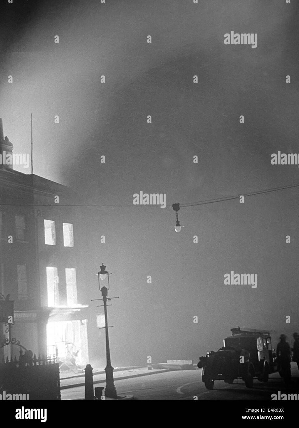 Il fuoco di H E Blitz sulla città di Londra per la notte del 29 dicembre 1940 14 00 incendio acqua ritrasmessi dal fiume Tamigi anche da Londra Sud alimentazione idrica su Southwark Blackfriars Bridge Foto Stock