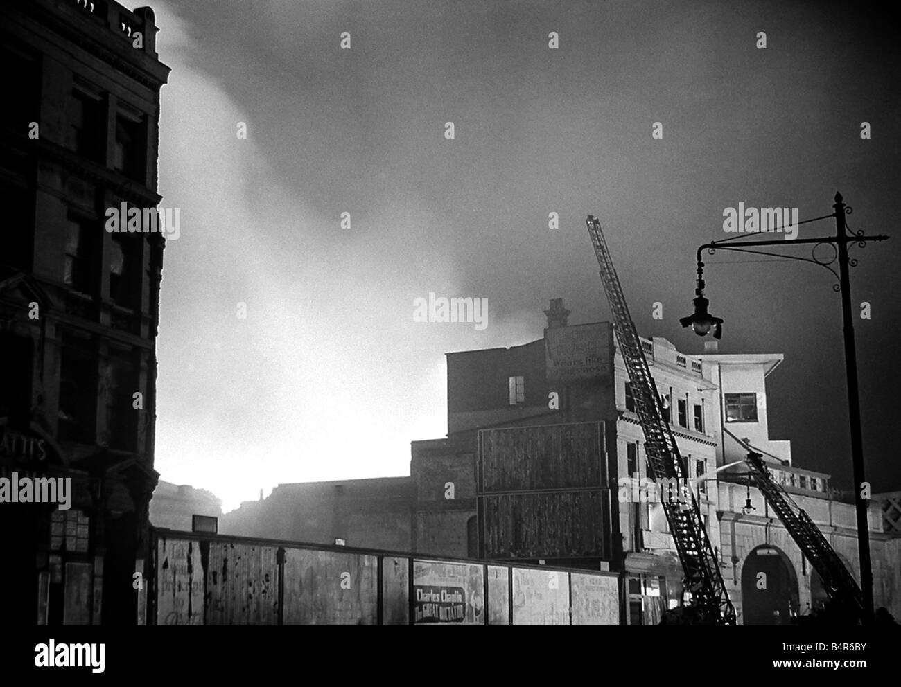 Il fuoco di H E Blitz sulla città di Londra per la notte del 29 dicembre 1940 14 00 incendio acqua ritrasmessi dal fiume Tamigi anche da S Londra alimentazione idrica su Southwark Blackfriars ponti 29 12 1940 Foto Stock