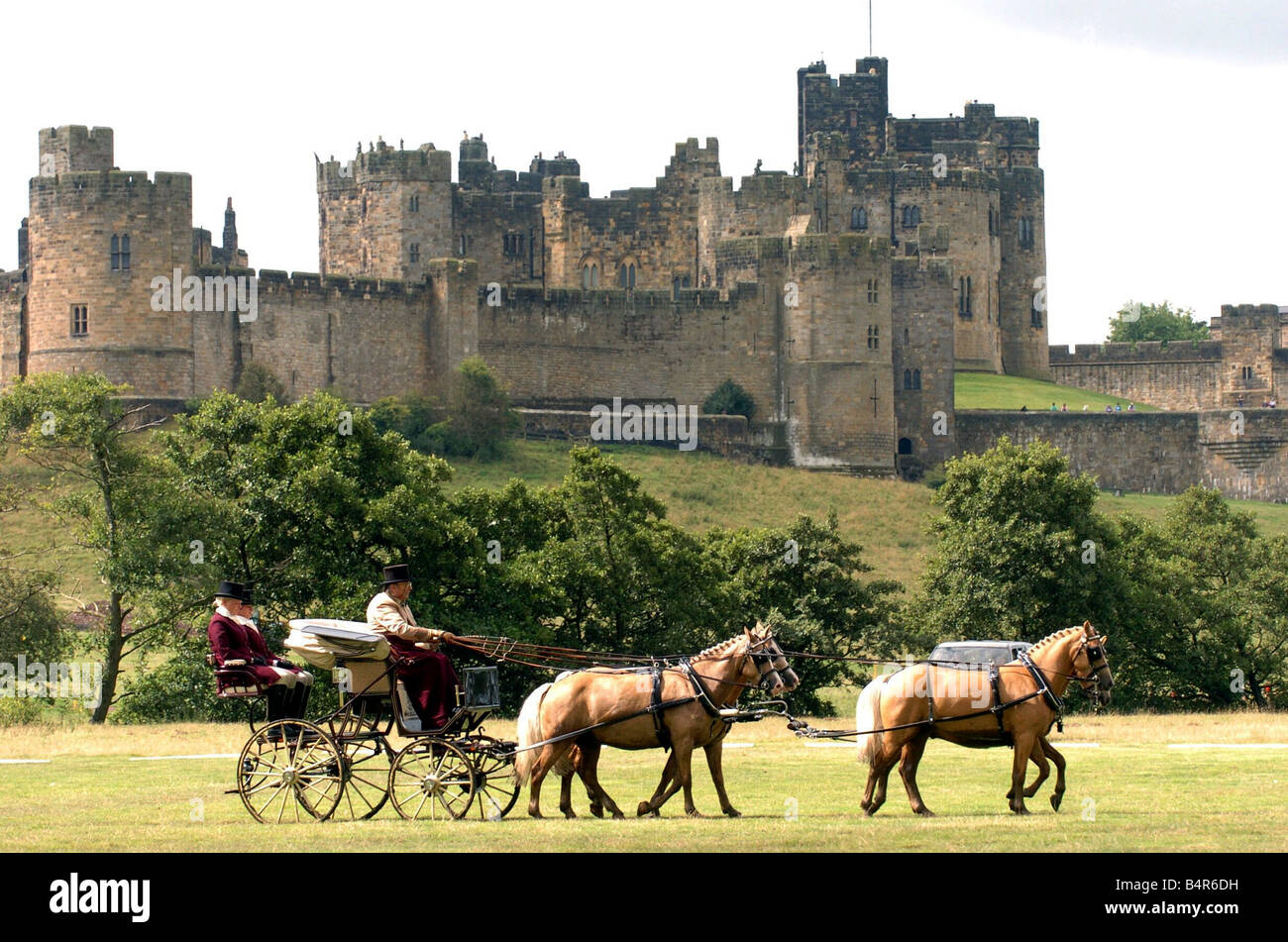 Il 2005 Alnwick Castle cavallo prove di guida del conte di Onslow e il suo team andare attraverso il corso di dressage 12 08 05 Foto Stock