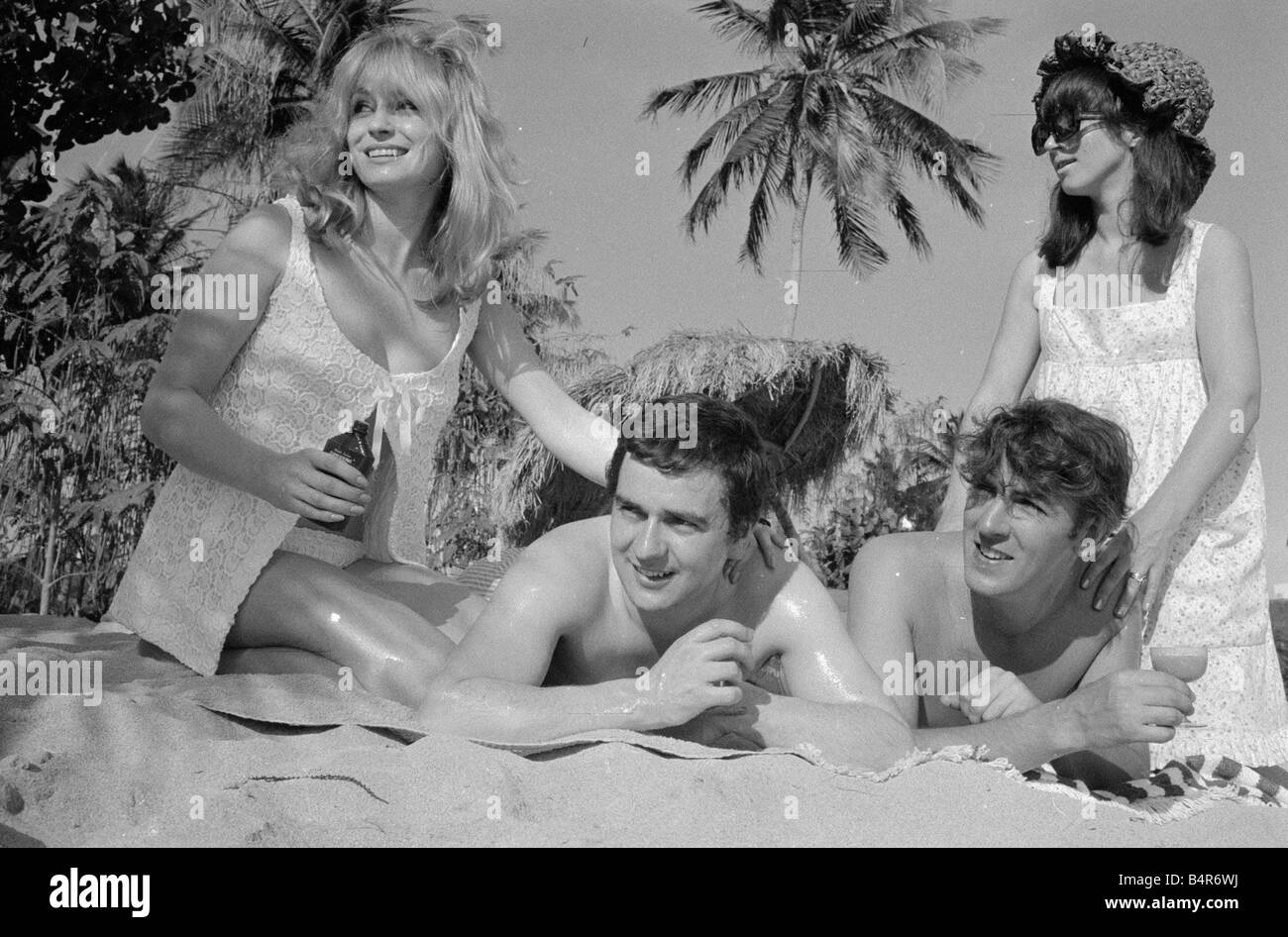 Attore comico e publisher e Peter Cook con sua moglie Wendy destra con Dudley Moore e Suzy Kendall visto qui avente olio abbronzatura strofinate in loro spalle durante una vacanza a Grenada Marzo 1966 Foto Stock