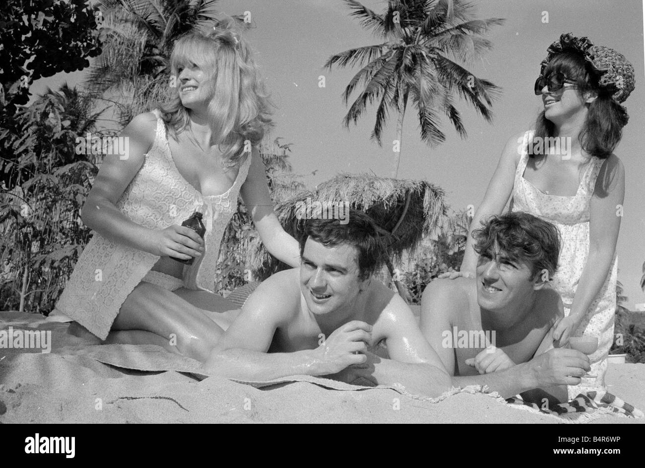 Attore comico e publisher e Peter Cook con sua moglie Wendy destra con Dudley Moore e Suzy Kendall visto qui avente olio abbronzatura strofinate in loro spalle durante una vacanza a Grenada Marzo 1966 Foto Stock