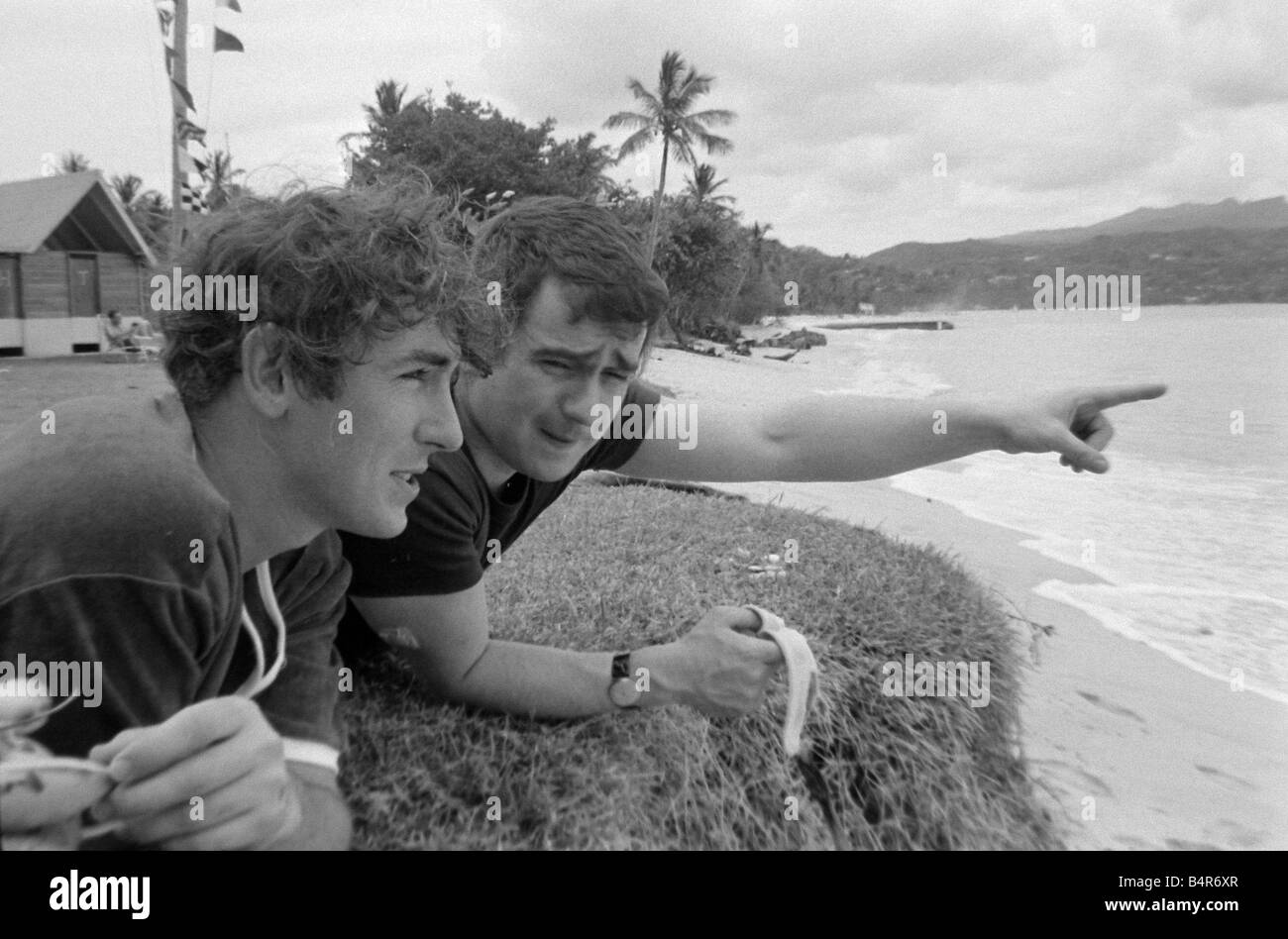 Attore comico e publisher e Peter Cook con Dudley Moore una vacanza a Grenada Marzo 1966 Foto Stock