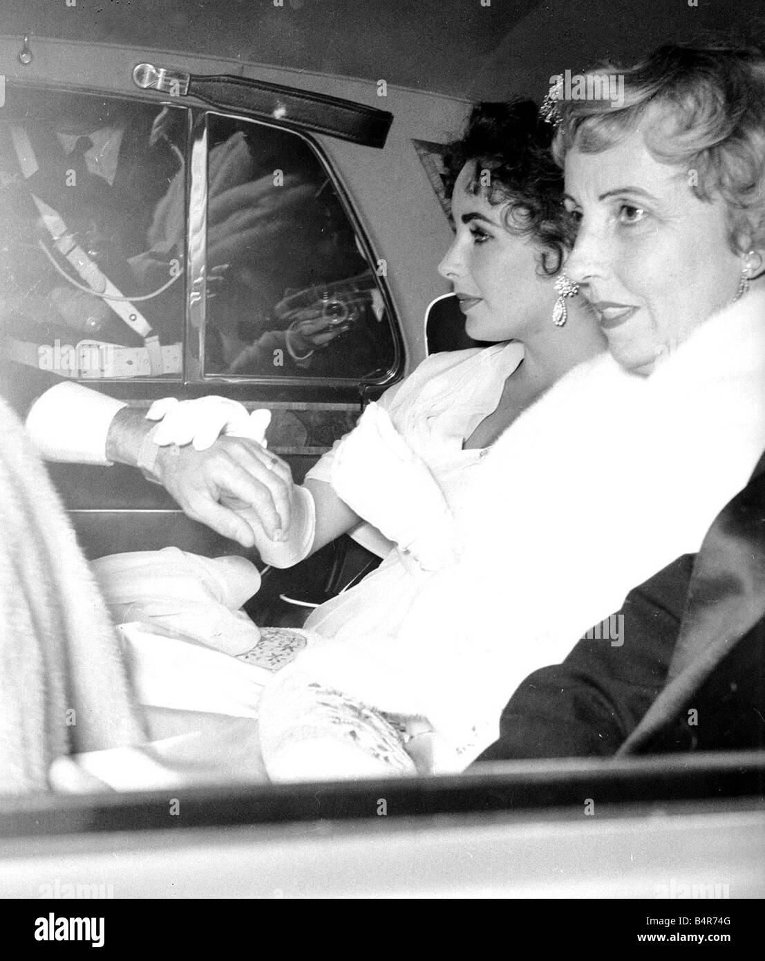 Attrice cinematografica Elizabeth Taylor insediato nel retro della macchina come lei arriva per la serata di apertura del festival del cinema di Cannes Maggio 1957 Foto Stock