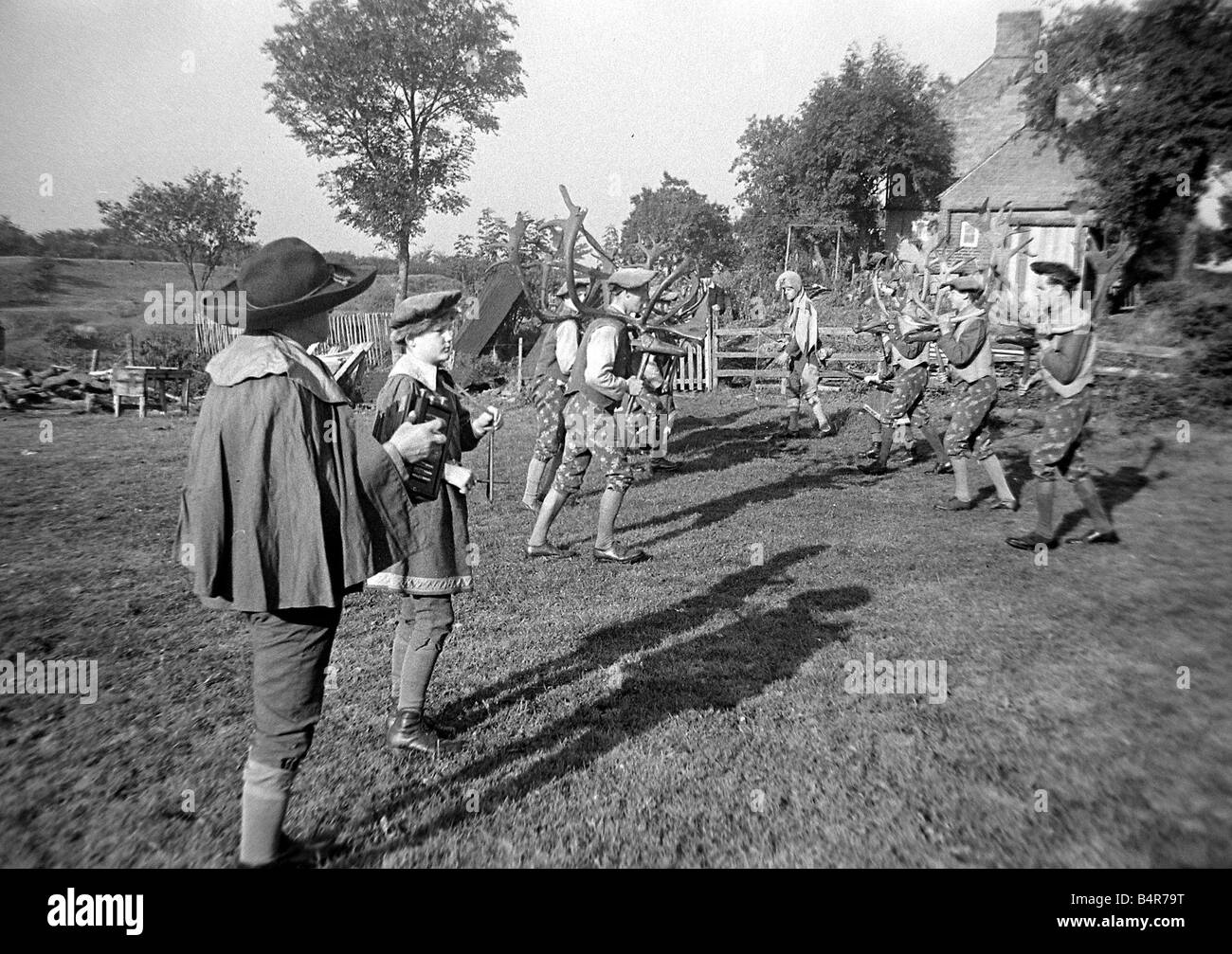 Il clacson ballerini eseguono la loro routine a Abbotts Bromley nel Rugby Settembre 1944 Foto Stock