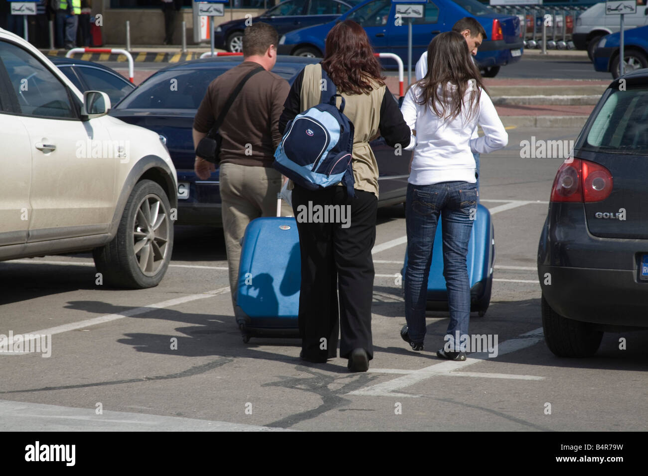 Bucarest Romania UE settembre due donna e due uomini che assumono i loro bagagli all'Aeroporto Internazionale Henri Coanda Foto Stock