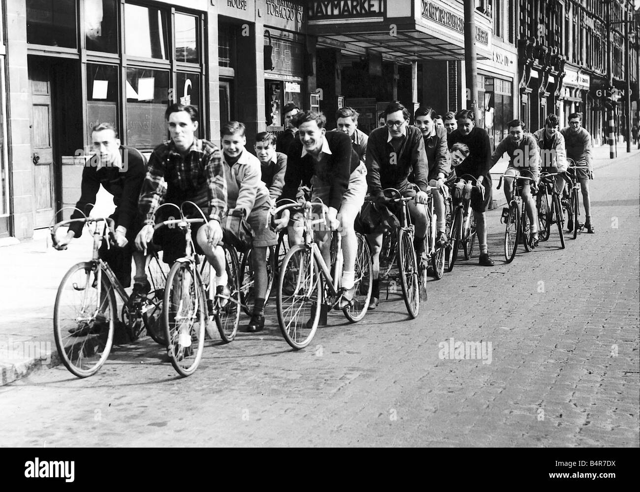 Questa foto è stata scattata nel Giugno 1950 mostra ciclisti sulla loro strada per i ciclisti si incontrano a Alnwick adottate al di fuori del Newcastle Haymarket Cinema Foto Stock