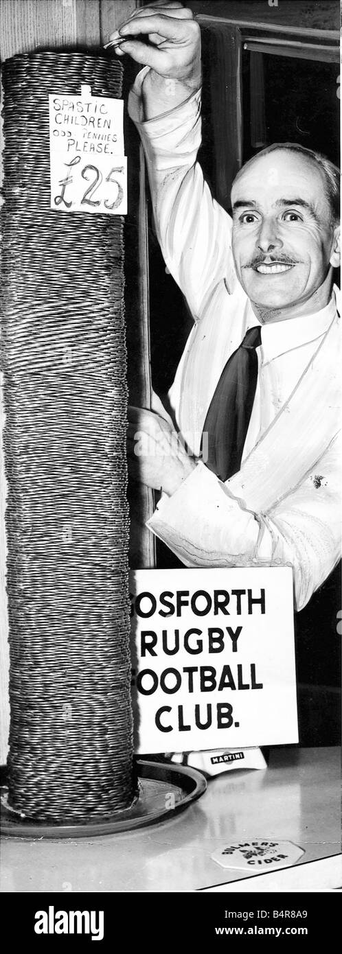 Questa colonna di spiccioli tendevano con orgoglio dal Sig. R Walsh nel bar del Moro corte per racchette da Squash Club Newcastle è stato destinato per bambini spastici Foto Stock