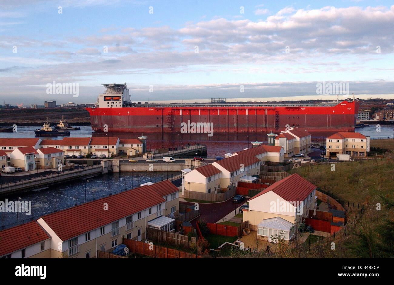 La Bonga lentamente rendendo il suo modo fino al Fiume Tyne Foto Stock
