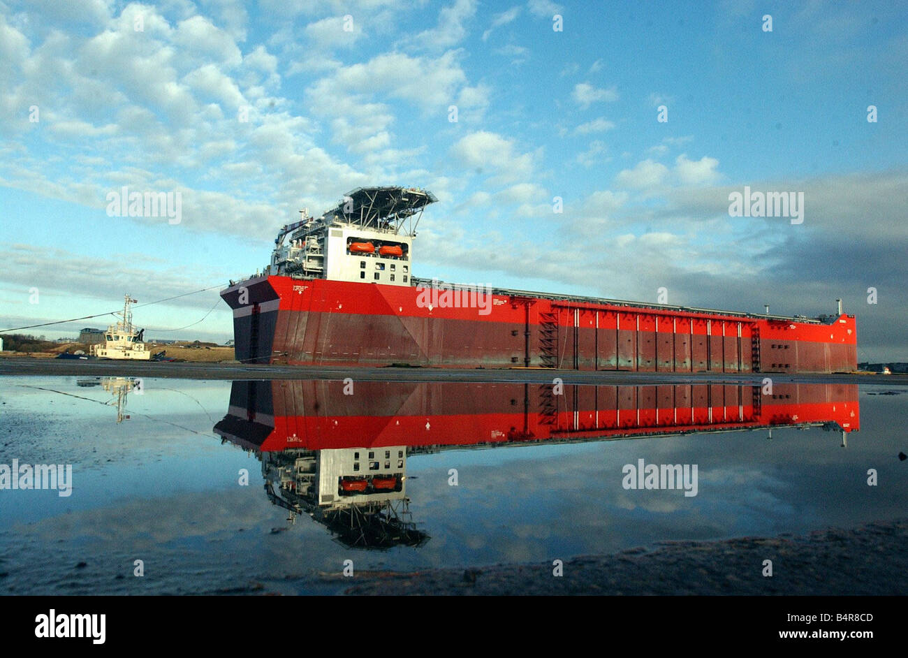 La Bonga lentamente rendendo il suo modo fino al Fiume Tyne Foto Stock
