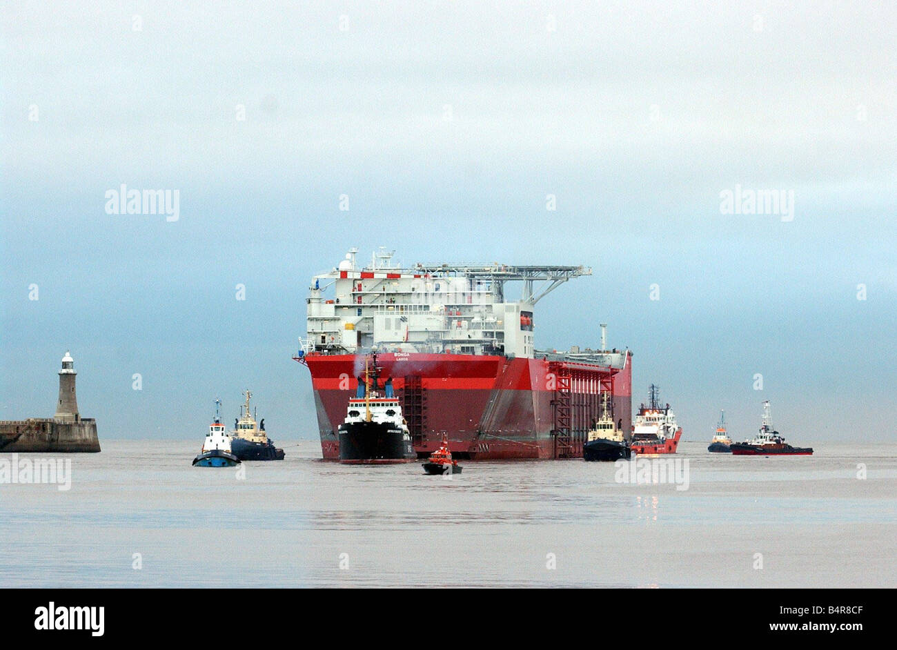 La Bonga lentamente rendendo il suo modo fino al Fiume Tyne Foto Stock