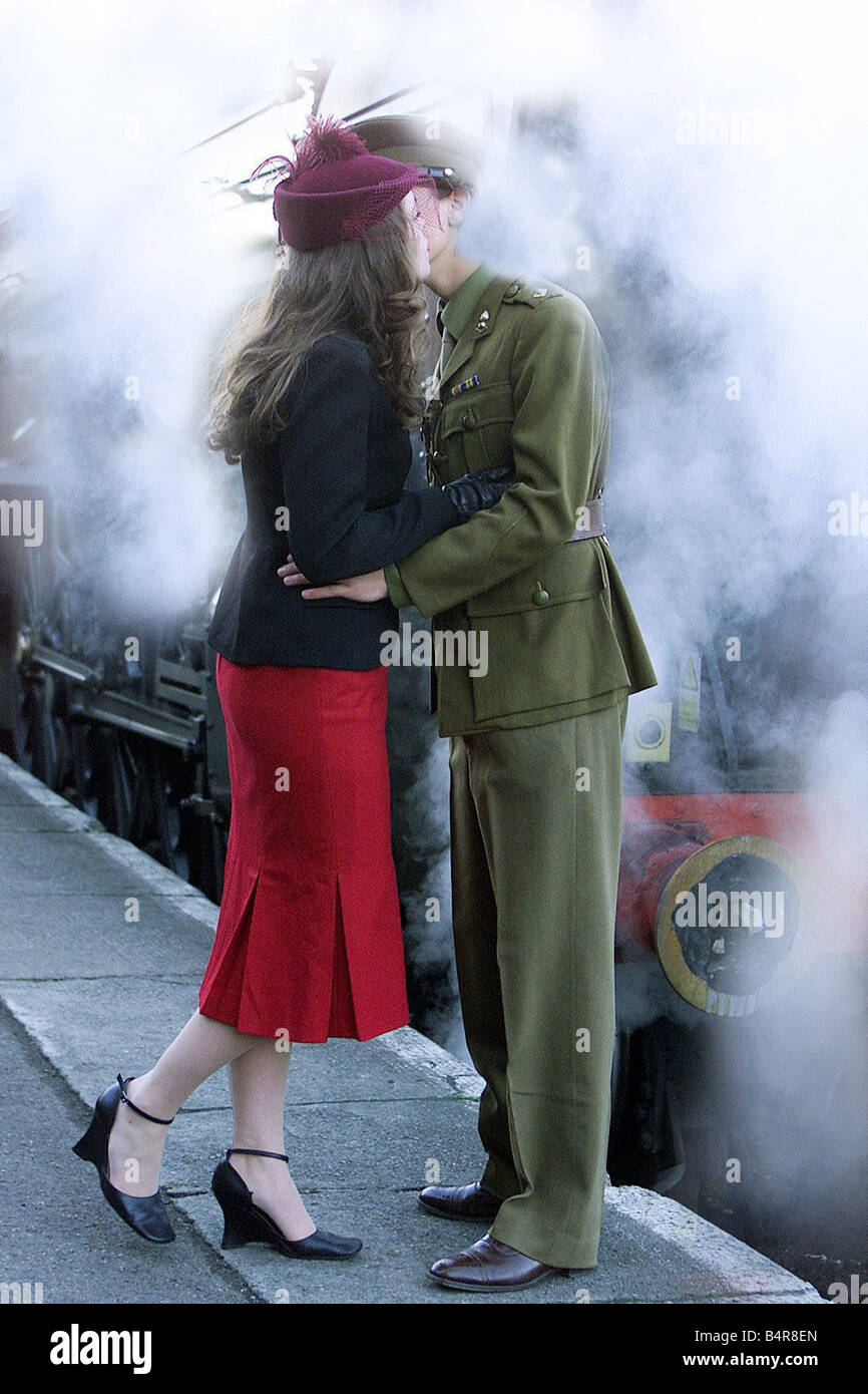 Ultimo bacio per James Moody e sua moglie Natalie che ha viaggiato fino da Kent per la guerra mondiale 2 weekend a Grosmont sulla North Yorkshire Railway 19 10 02 Foto Stock