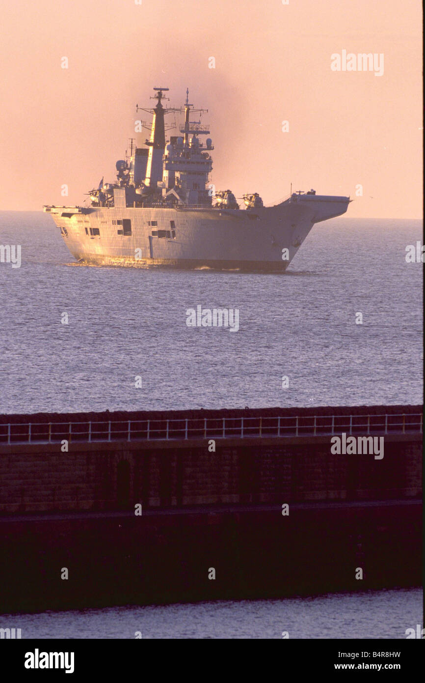 HMS Invincible arriva sul Tyneside 20 07 00 Foto Stock