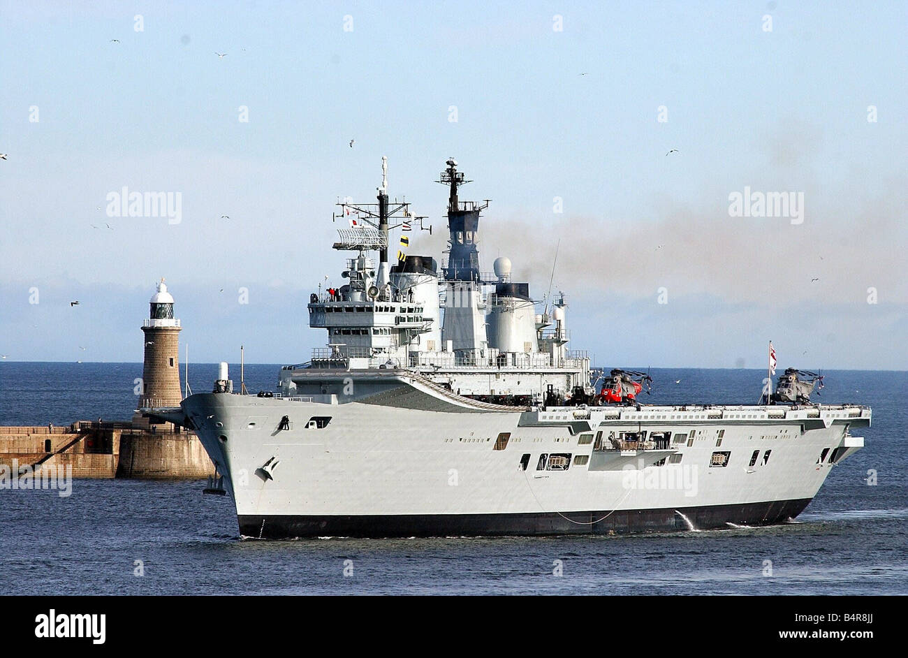HMS Ark Royal si fa strada lungo il Fiume Tyne verso Tyne Commison Quay 19 11 03 Foto Stock