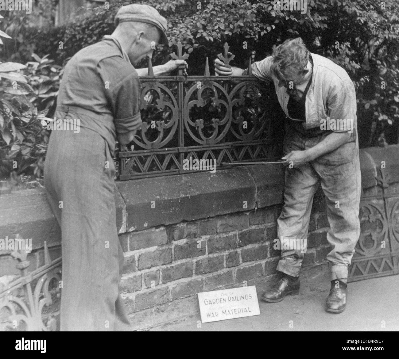 Padroni di casa in terrazzo Oakhurst Benton Newcastle hanno dato il loro giardino ringhiere per aiutare l'unità per il rottame di ferro Agosto 1940 Foto Stock