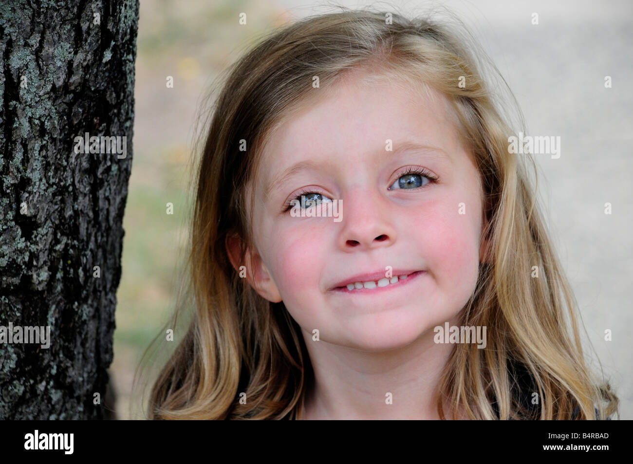 Poco ragazza sorridente al di fuori Foto Stock