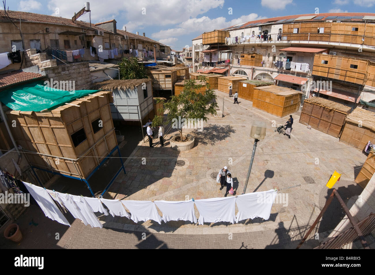 Israele Gerusalemme Mea Shearim quartiere ortodosso Beit hahungarin courtyard Sukkot festival Foto Stock