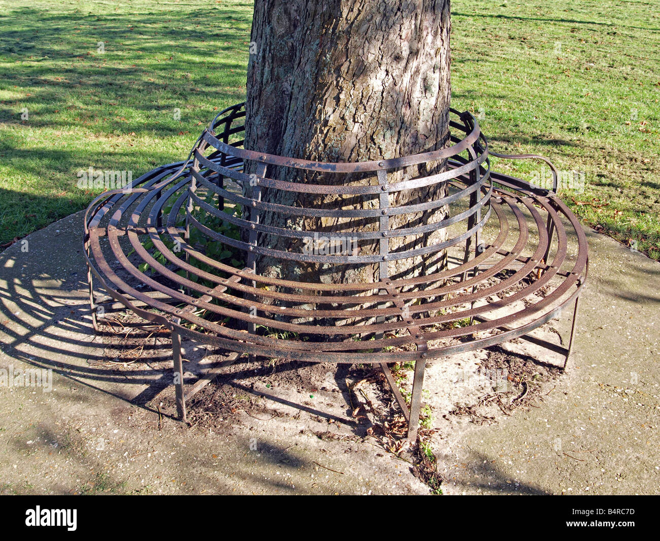 Sede metallica Ferro battuto foglie elegante ruggine Foto Stock