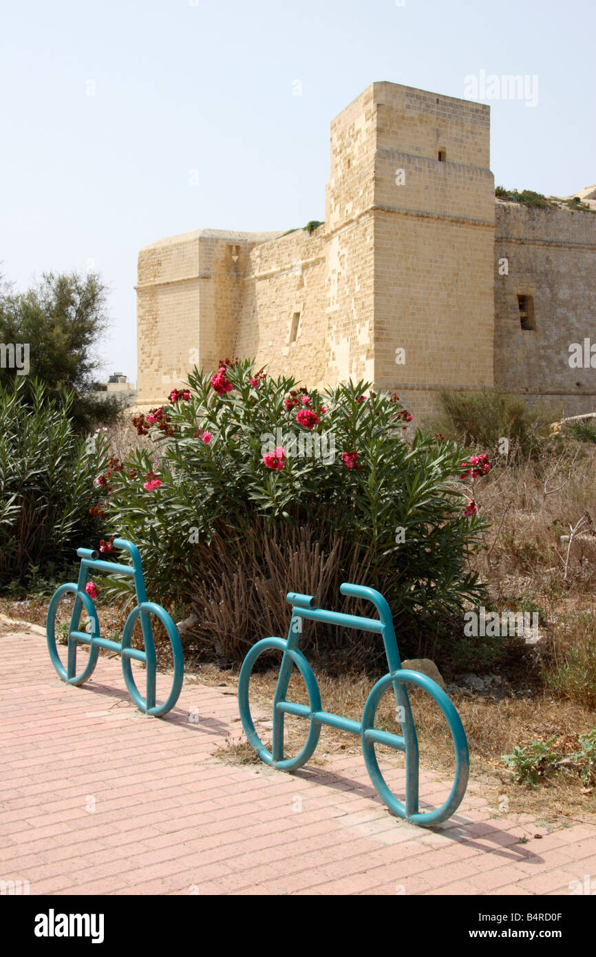 San Tommaso Fort e Rastrelliere per biciclette in Marsaskala, Malta. Foto Stock