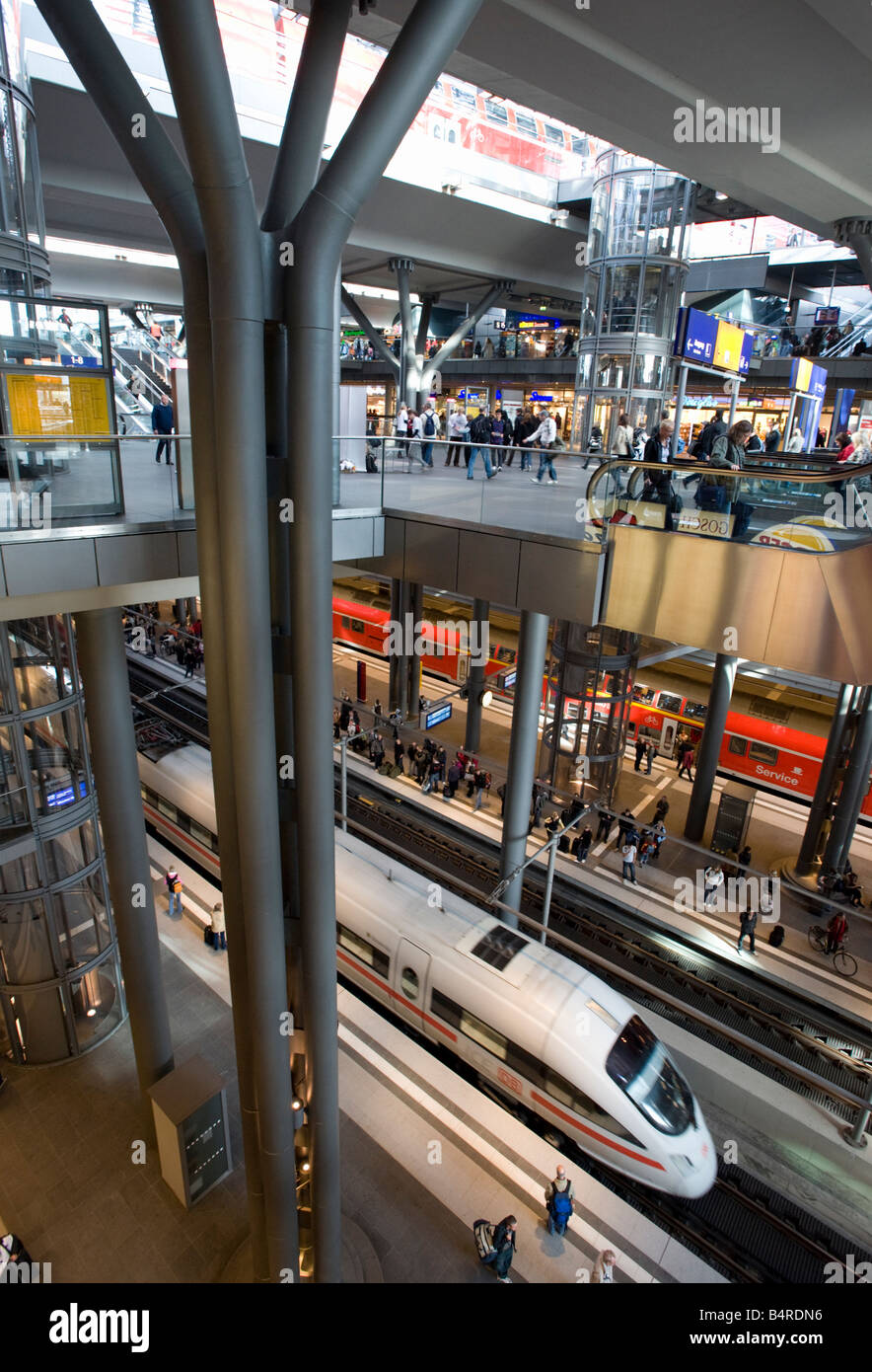 Interno della grande nuova moderna stazione ferroviaria principale Hauptbahnhof a Berlino Germania Foto Stock