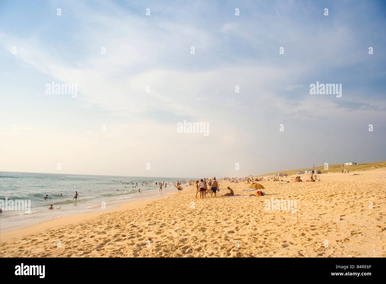 La vita in spiaggia su una spiaggia affollata - cote d'argent, Oceano Atlantico, Francia Foto Stock