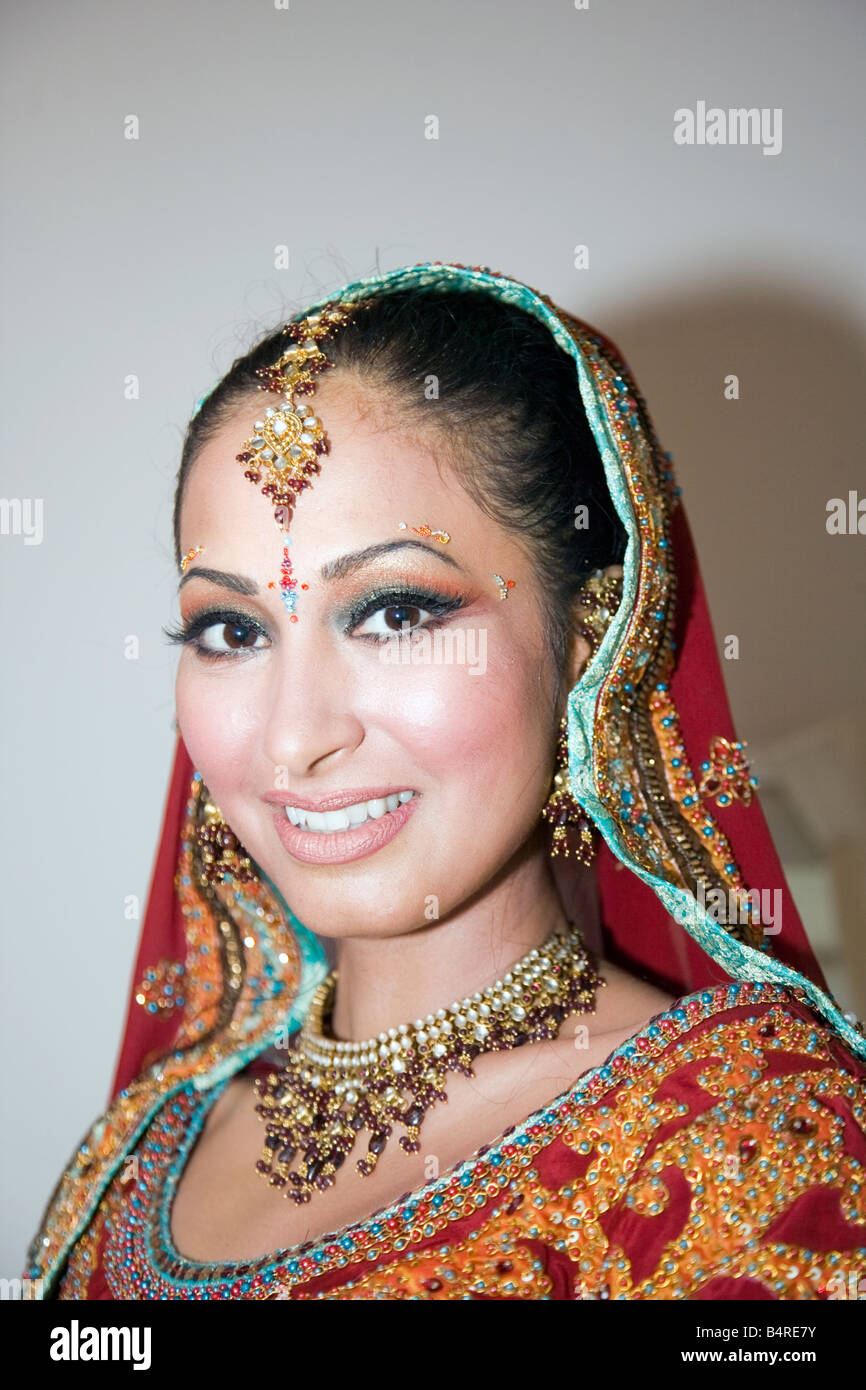 La religione sikh donna durante la cerimonia di matrimonio nel tempio o Gurdwara Sikh nel Regno Unito sposa, Tradizionale sposa Sikh, vestito, Foto Stock