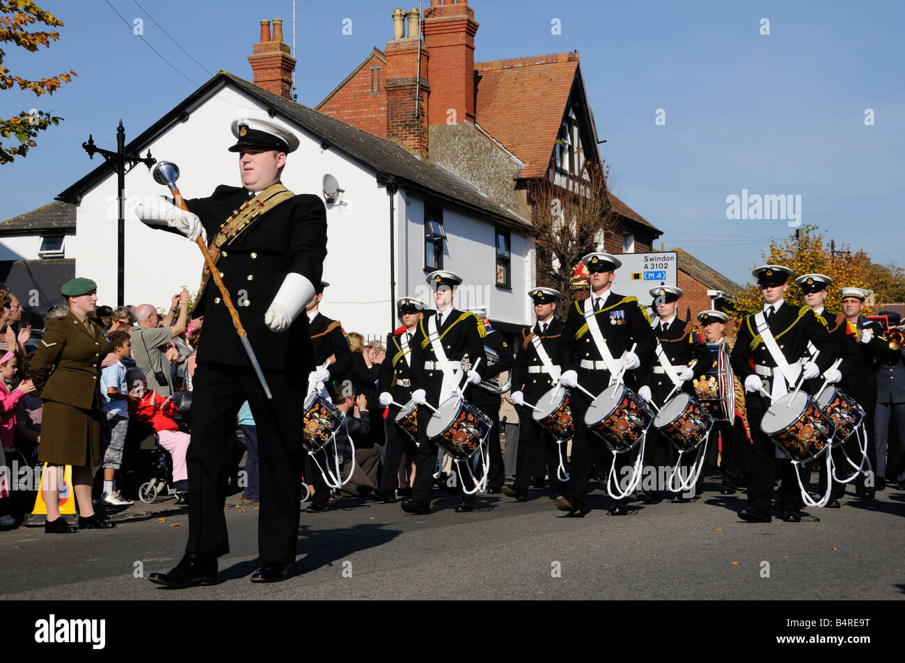 Royal Navy Band marche attraverso Wootton Bassett, Wiltshire Foto Stock