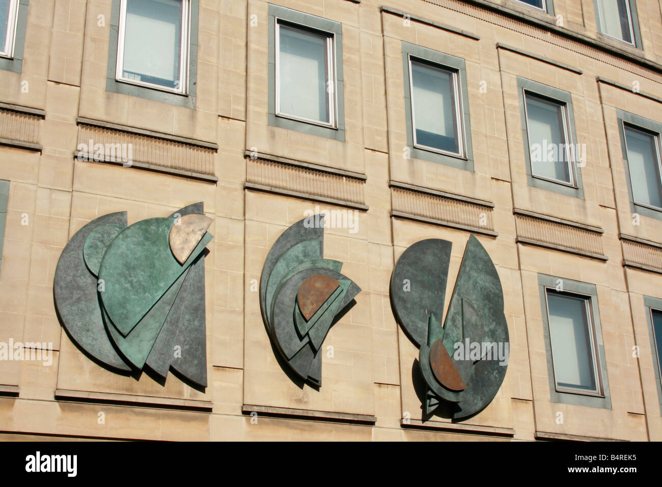 Barbara Hepworth scultura "Tema e Variazioni" su un Cheltenham edificio per uffici, UK (vista ravvicinata ) Foto Stock