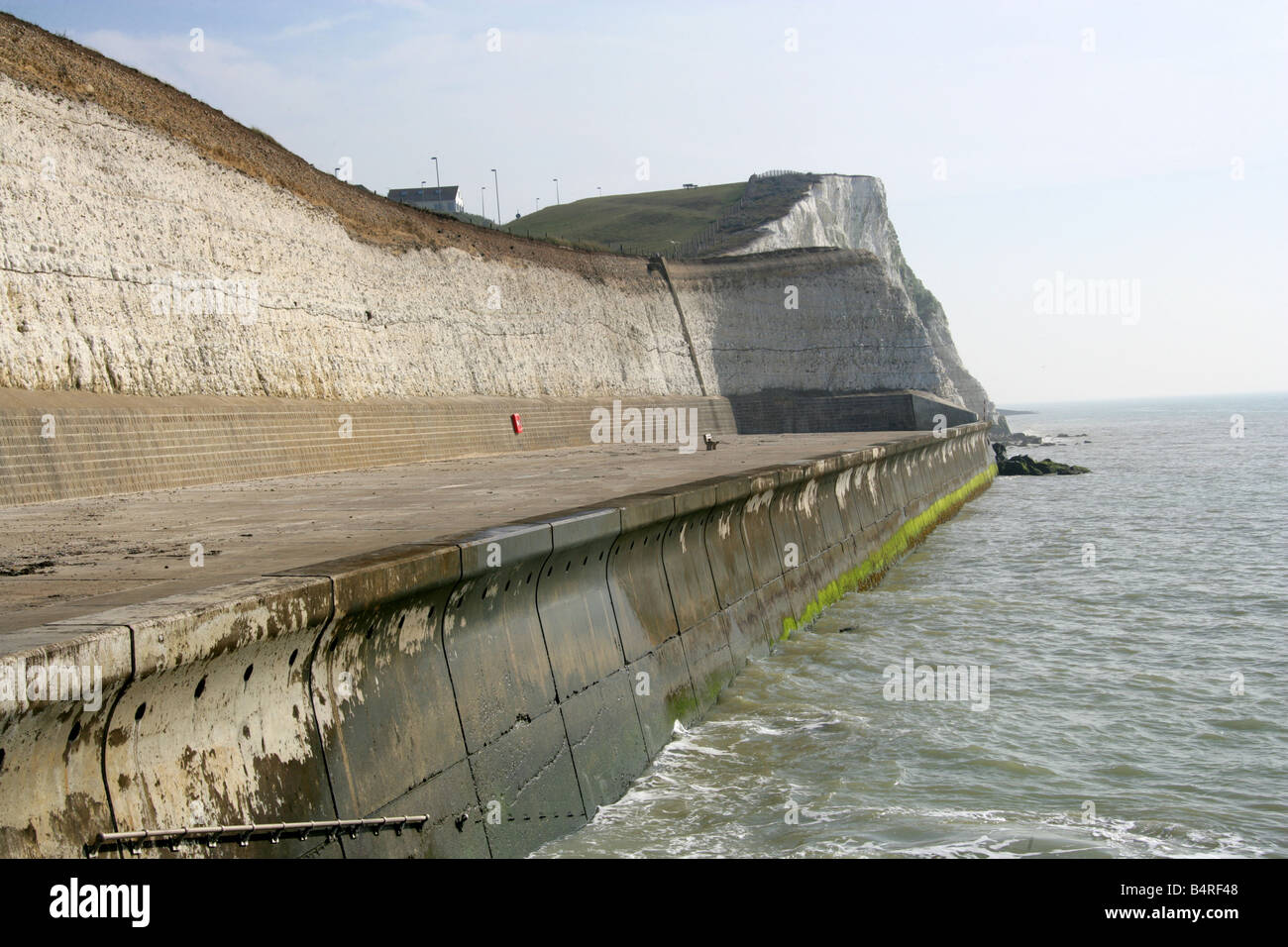 Le difese costiere e Chalk scogliere a Saltdean, East Sussex, Regno Unito Foto Stock