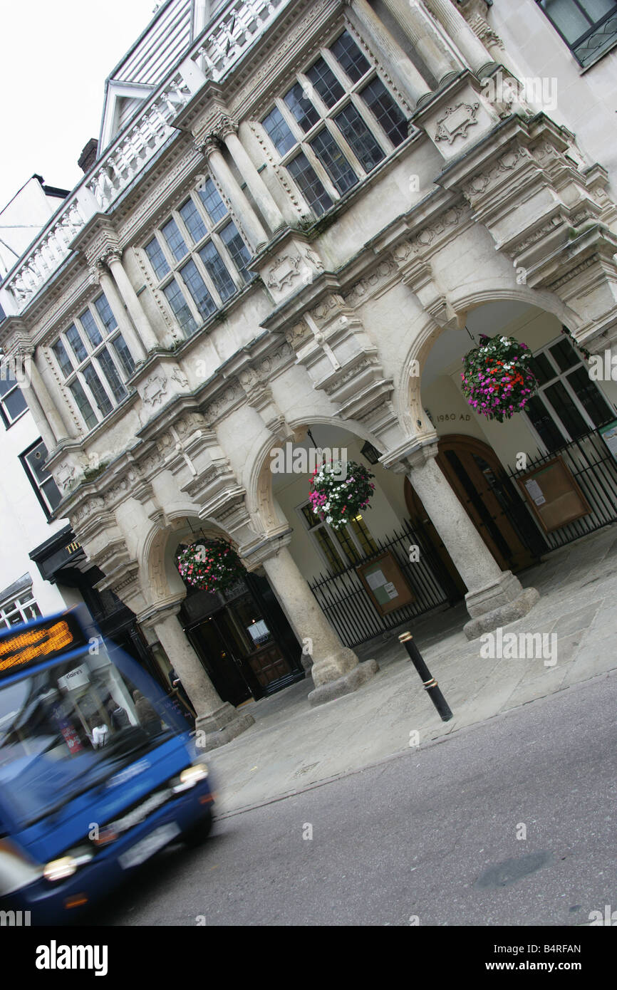 Città di Exeter, Inghilterra. Angolo di visualizzazione della facciata della storica Guildhall a Exeter High Street. Foto Stock