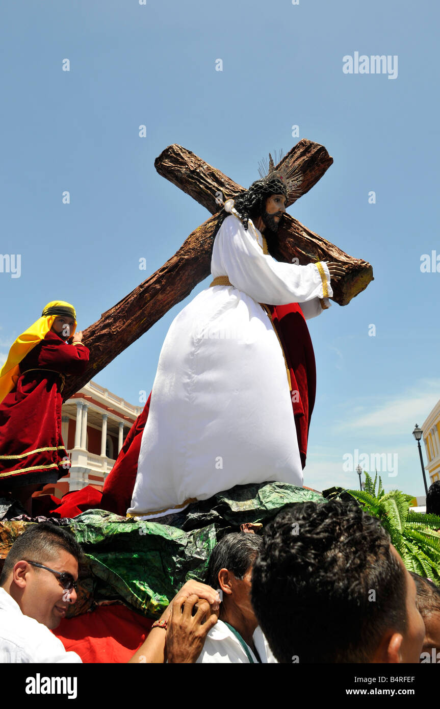 Processione di pasqua nella piazza centrale di Granada, Nicaragua, alla cattedrale principale sotto un bel cielo blu. Foto Stock